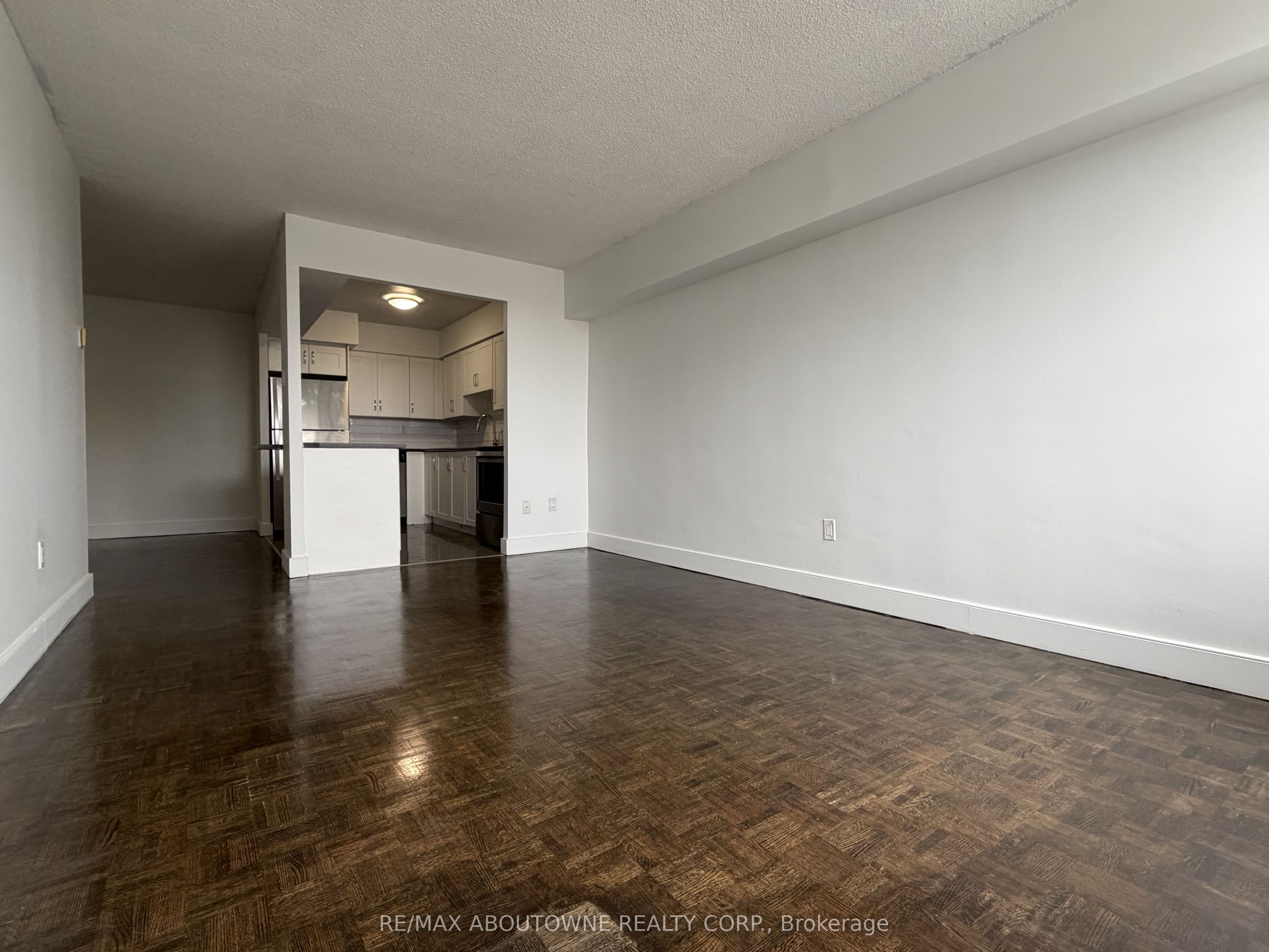 147 Wellington Street W 205 Property Photo 7