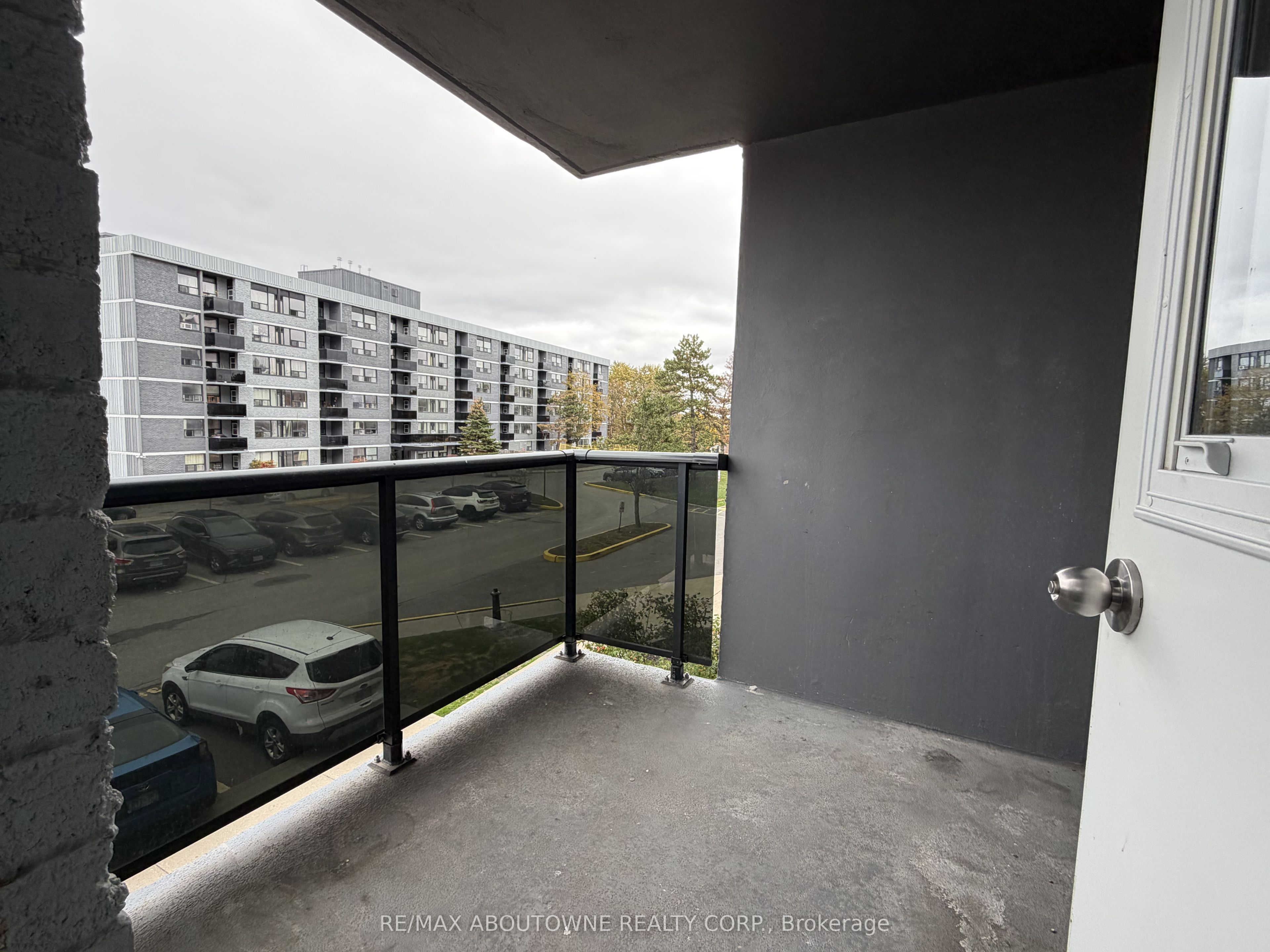 147 Wellington Street W 205 Property Photo 8
