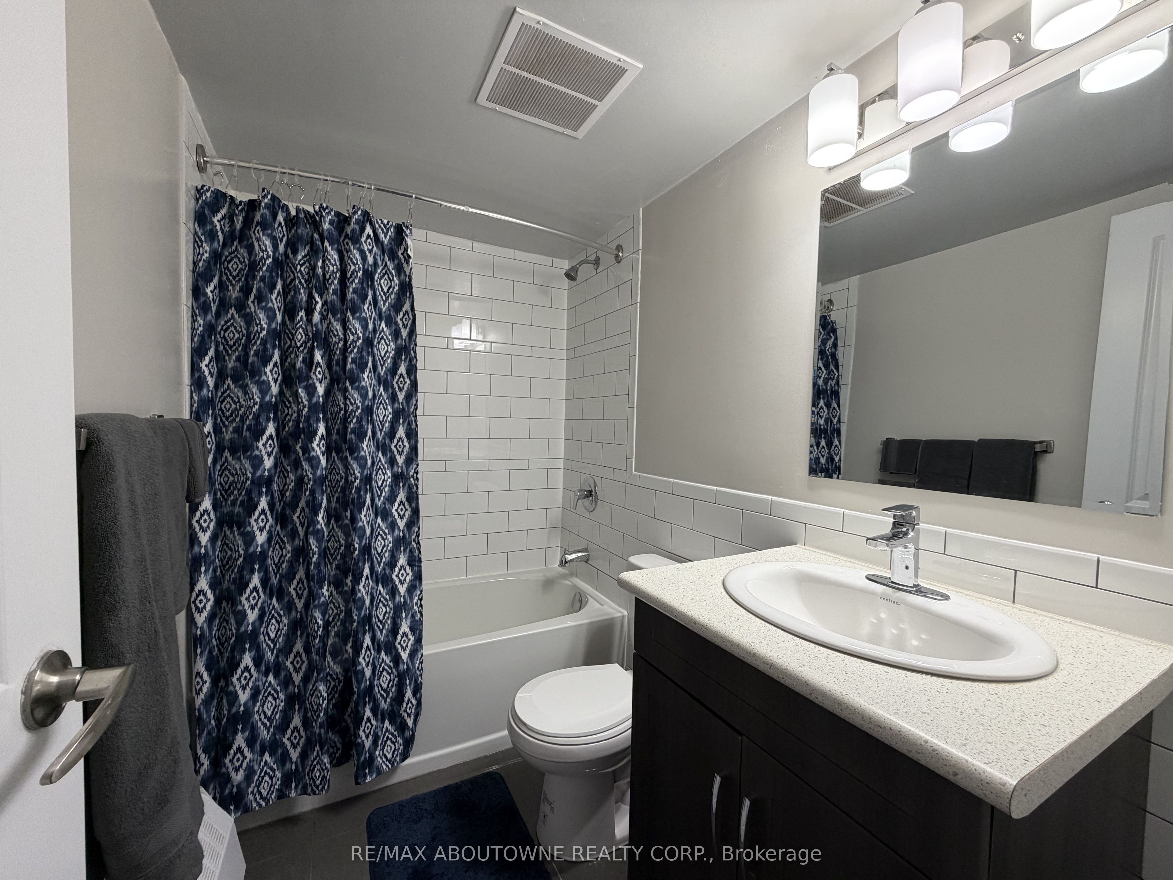 145 Wellington Street W 212 Property Photo 9