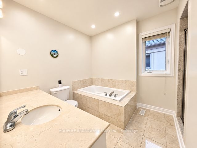 9133 Bayview Avenue Th16 Property Photo 14