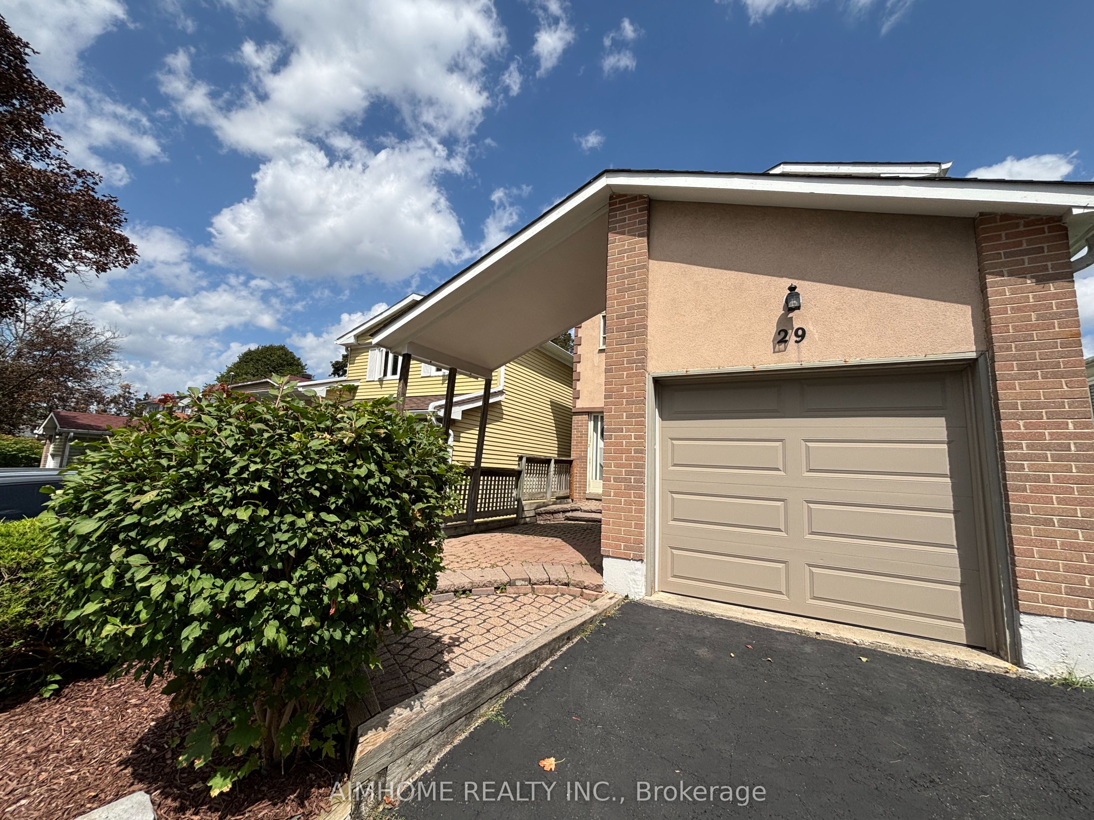 29 Snowshoe Crescent Property Photo 4