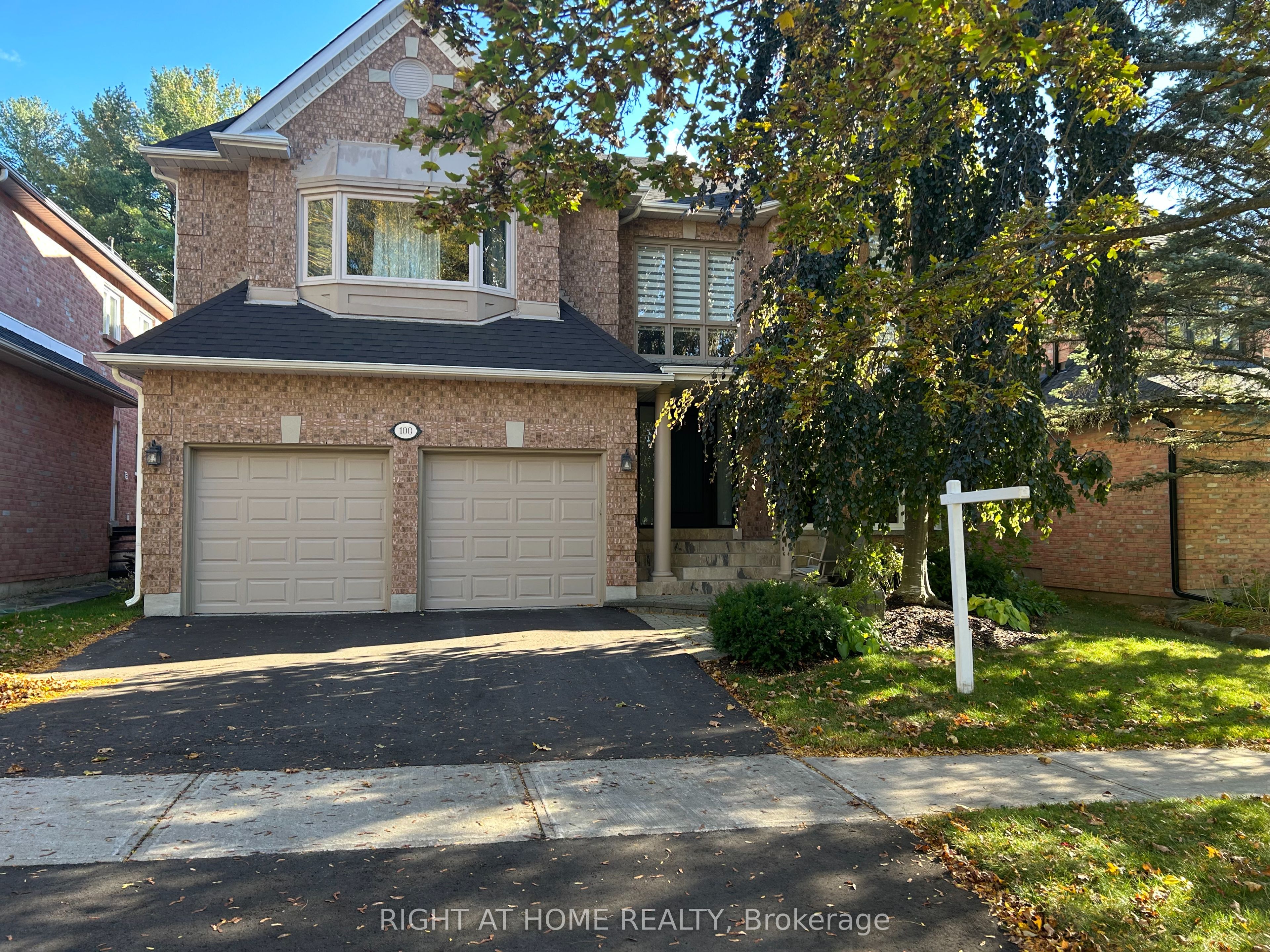 100 Carlyle Crescent Property Photo 1