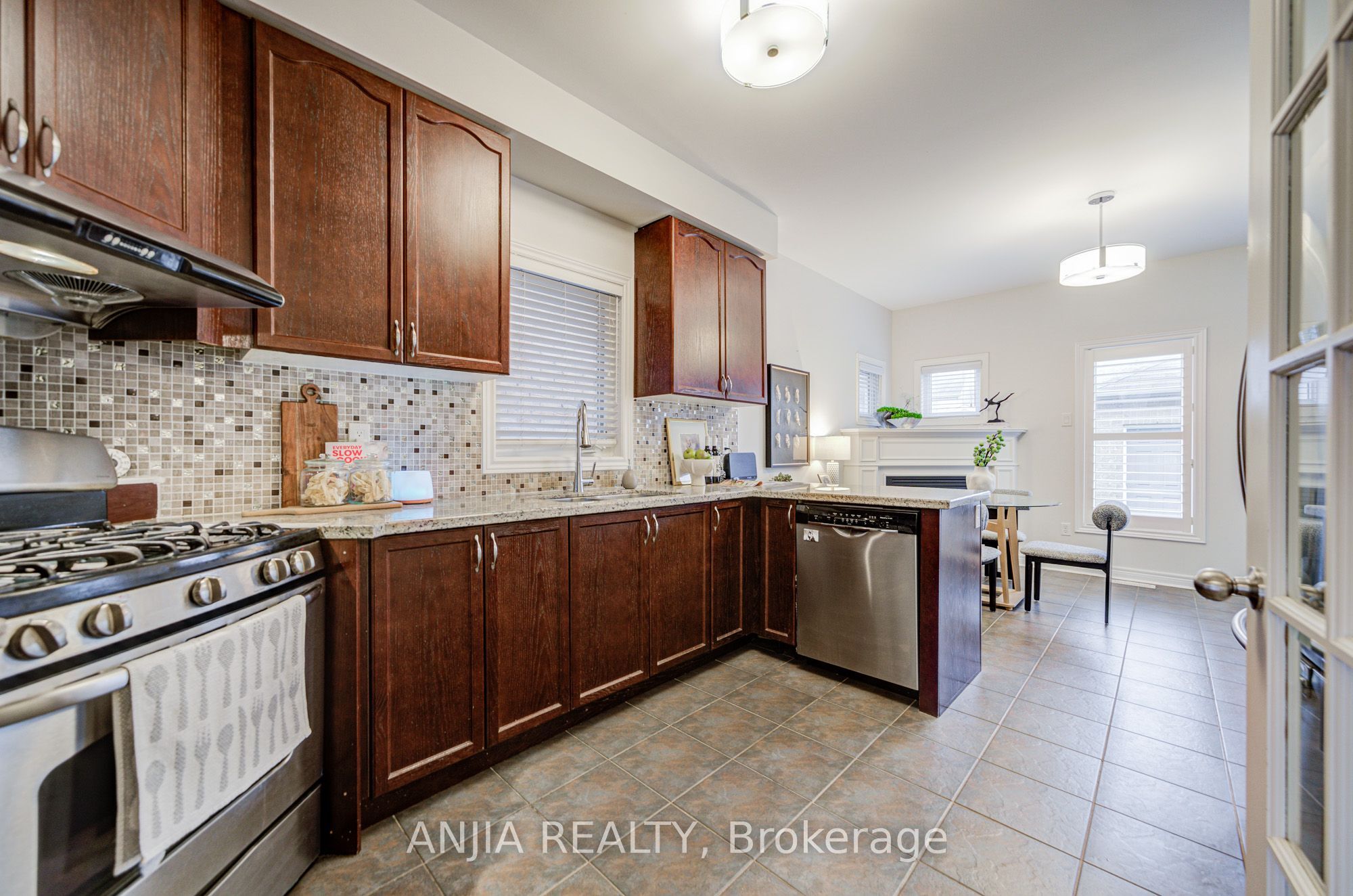 2406 Bur Oak Avenue Property Photo 10