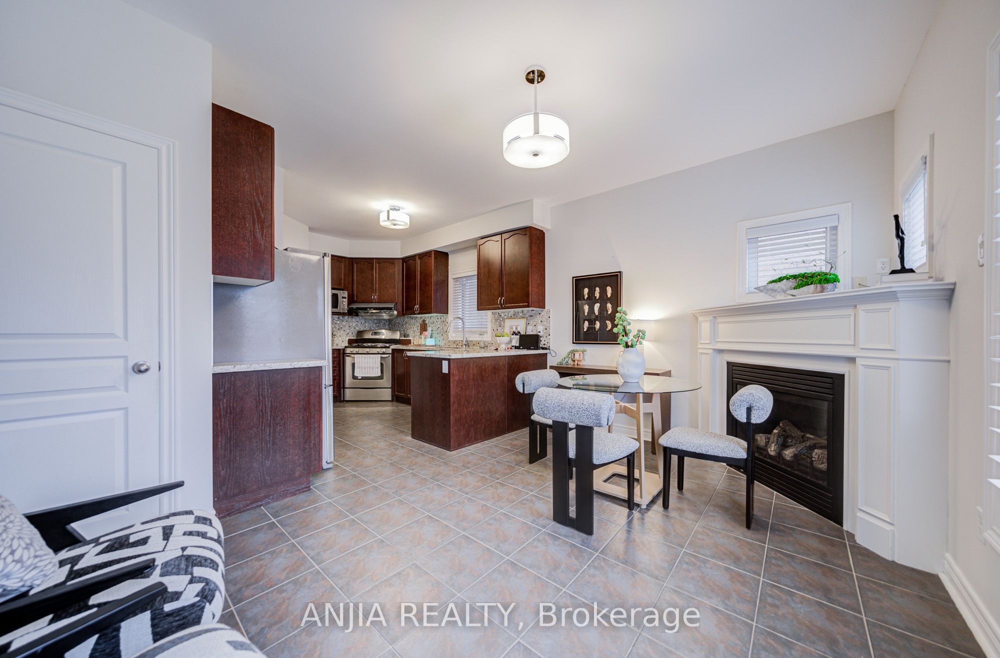 2406 Bur Oak Avenue Property Photo 14