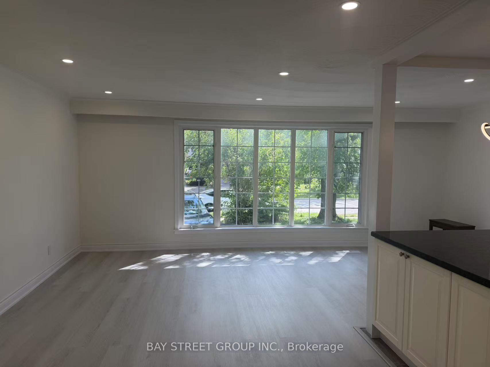 517 Lynett Crescent Property Photo 3
