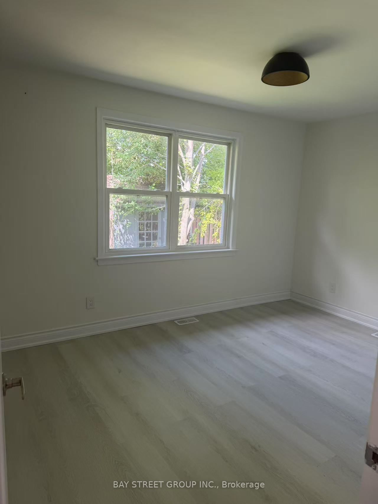 517 Lynett Crescent Property Photo 6