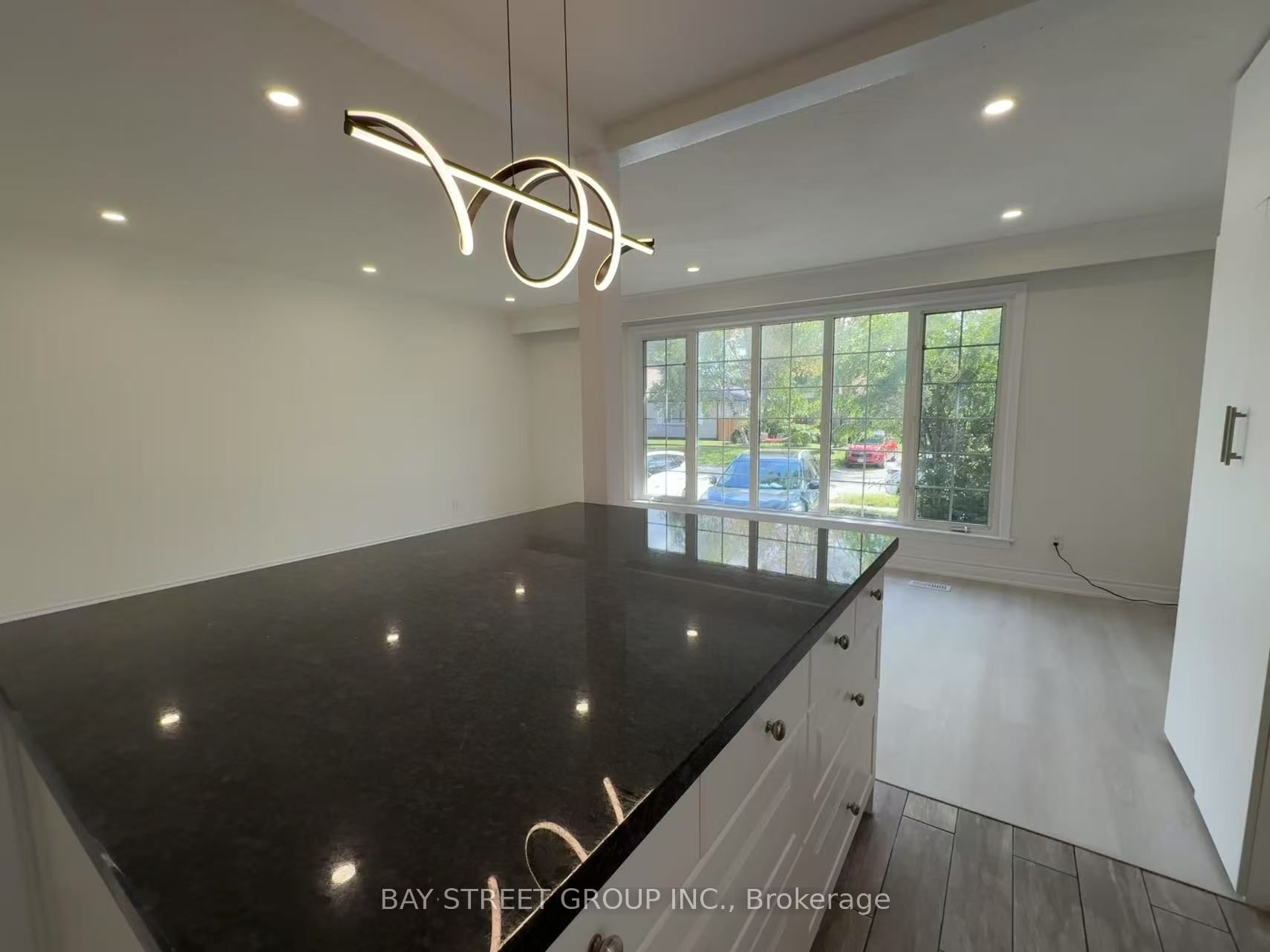 517 Lynett Crescent Property Photo 9