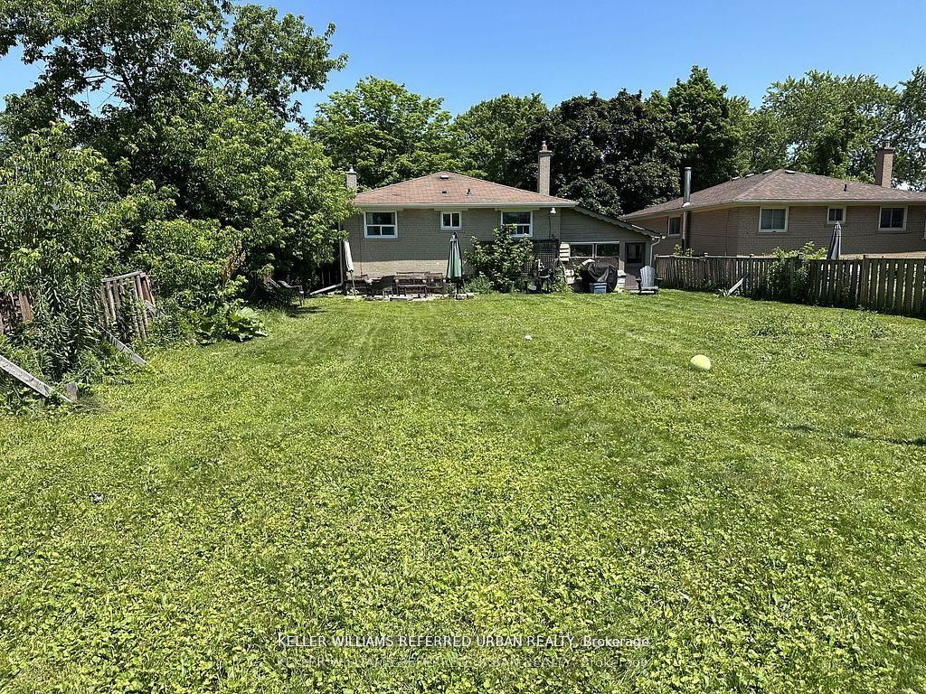 30 Collins Crescent Main Property Photo 20