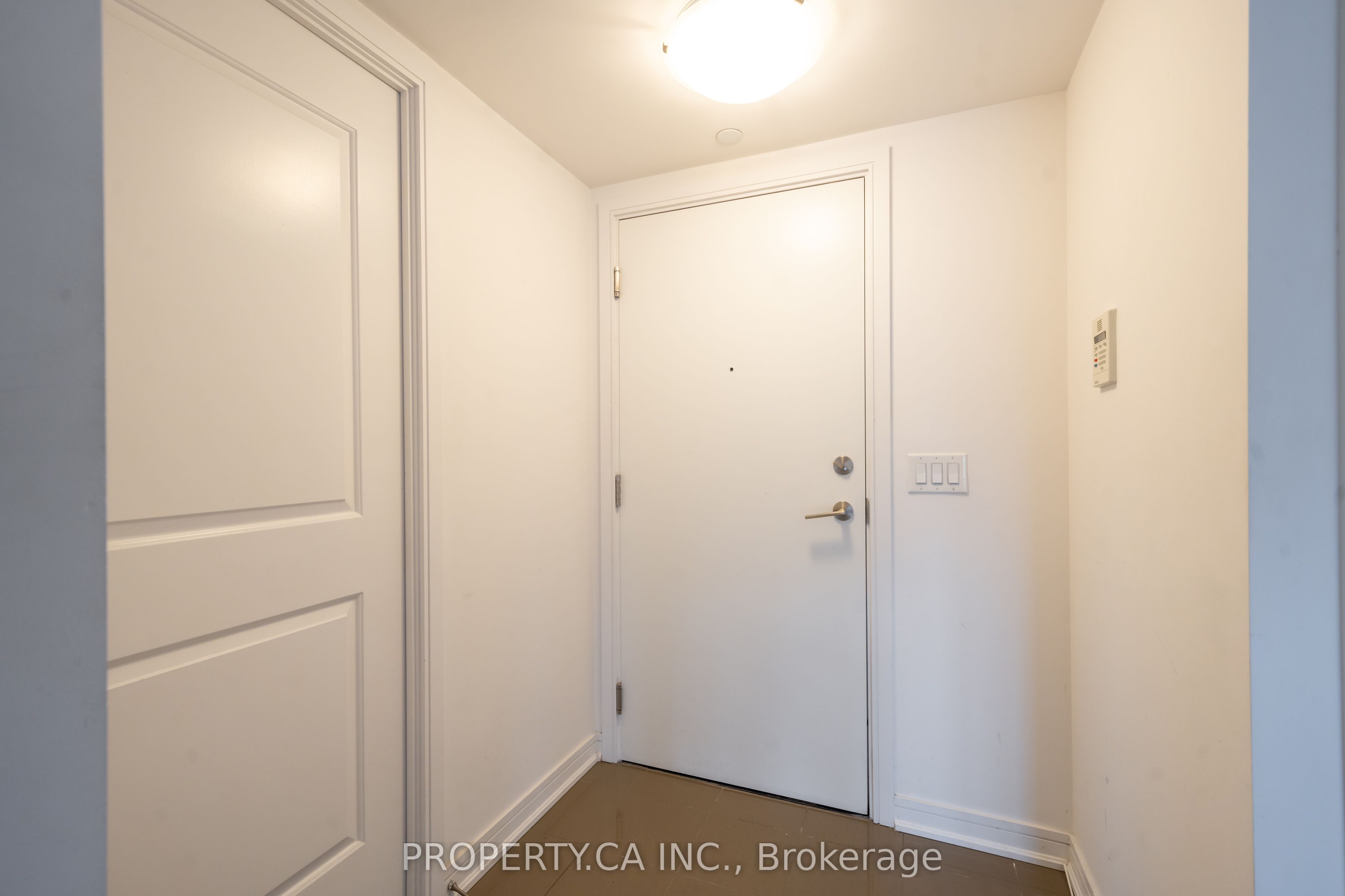 9205 Yonge Street S 1210 Property Photo 2