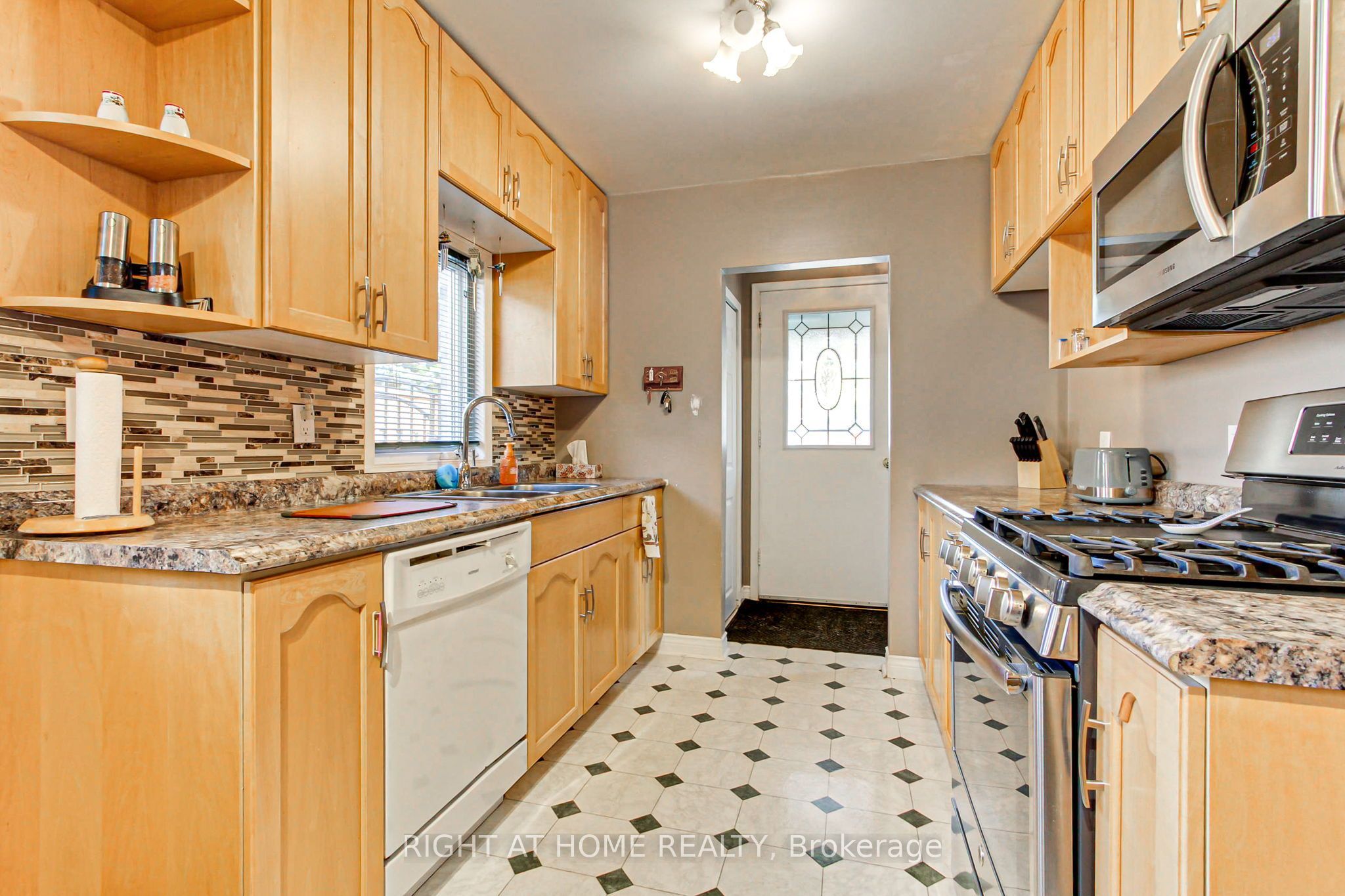 30 Kitimat Crescent Property Photo 4