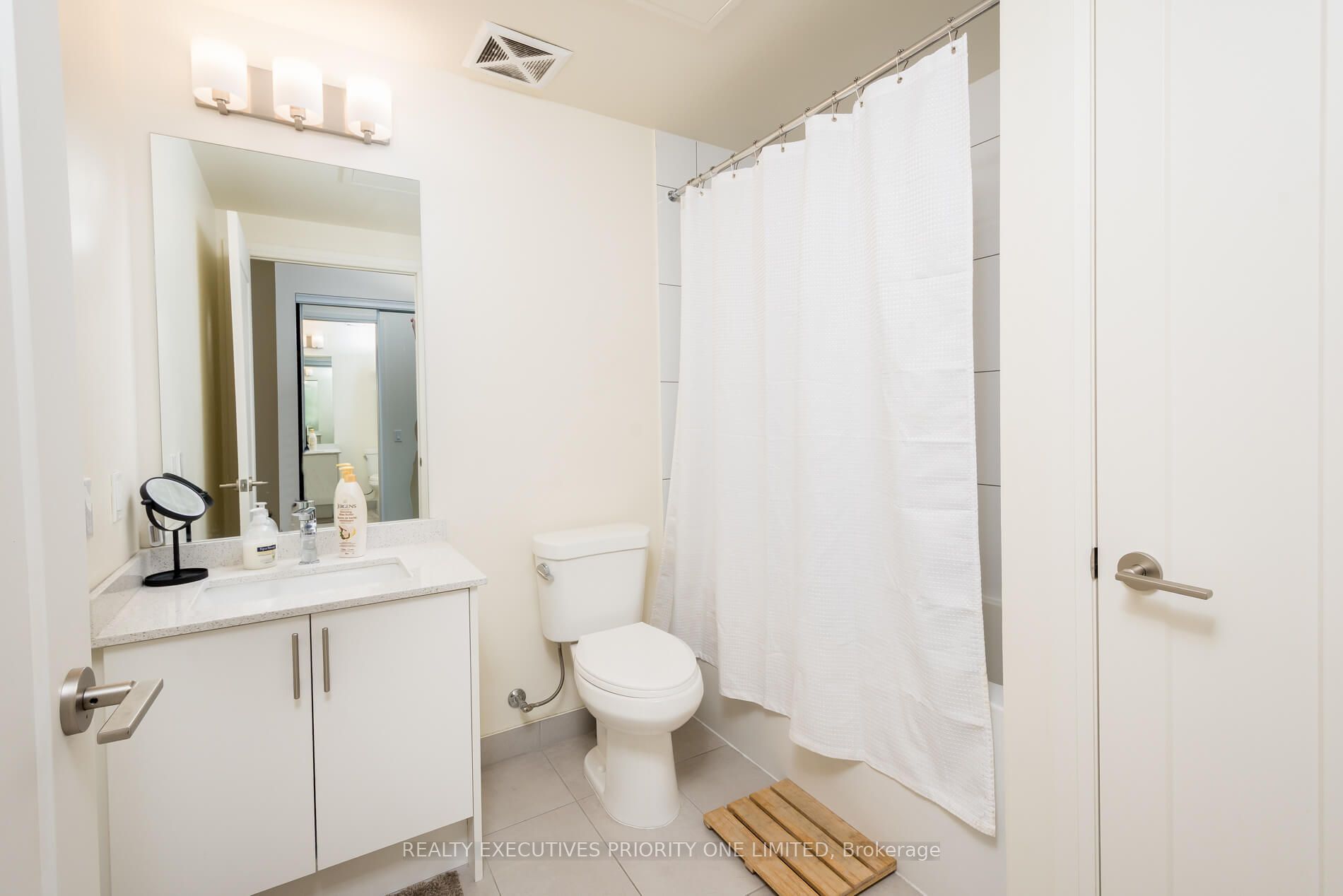 9000 Jane Street 923 Property Photo 18
