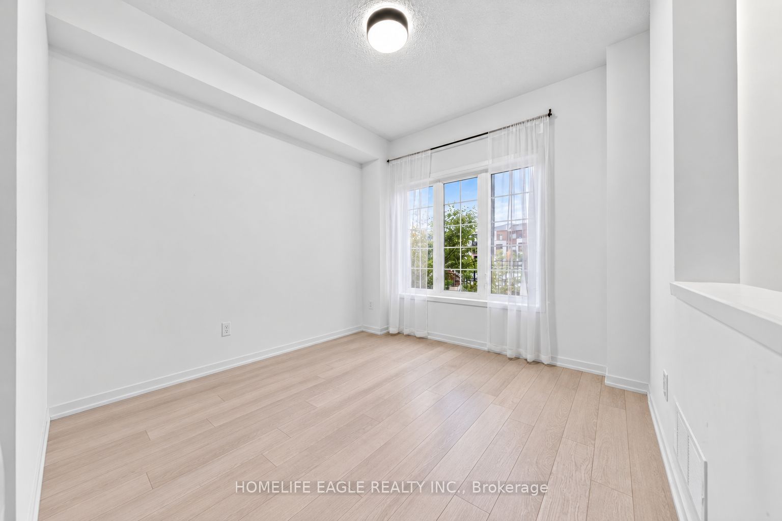215 Harding Park Street Property Photo 7