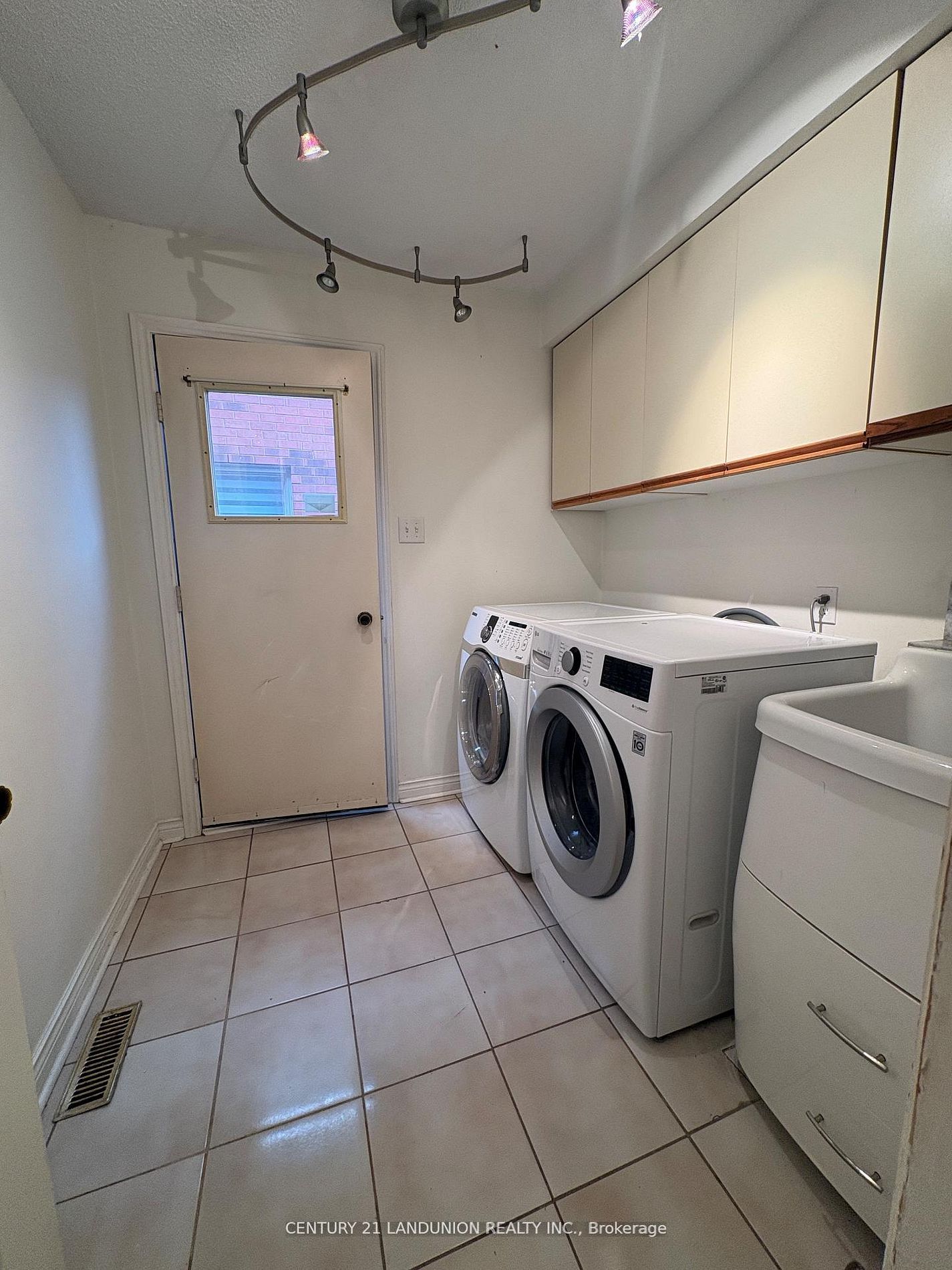 Main 48 Marchwood Crescent Property Photo 7