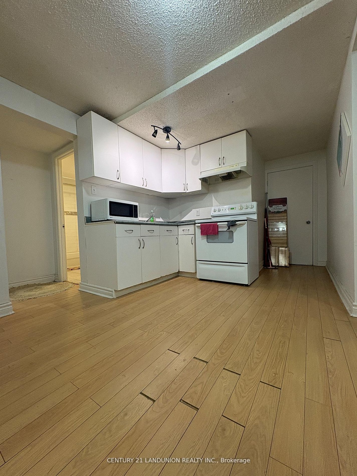 Bsmt 48 48 Marchwood Crescent Property Photo 2