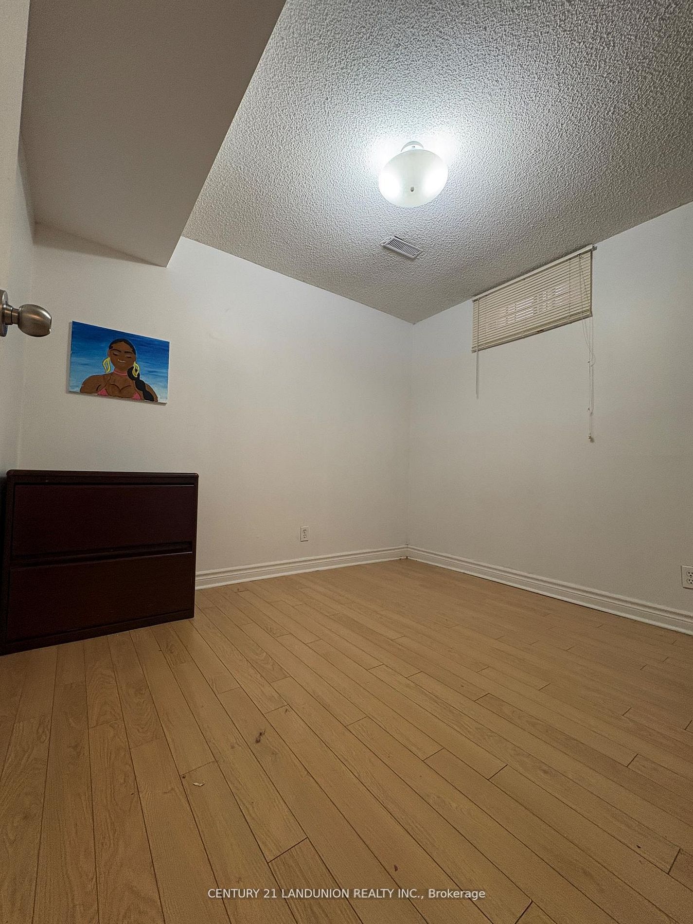 Bsmt 48 48 Marchwood Crescent Property Photo 6