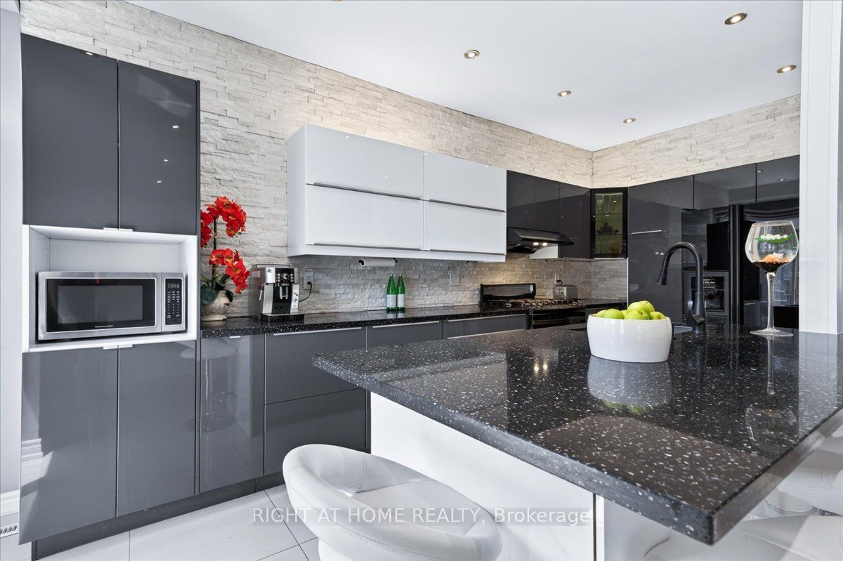 25 Longwood Avenue Property Photo 8