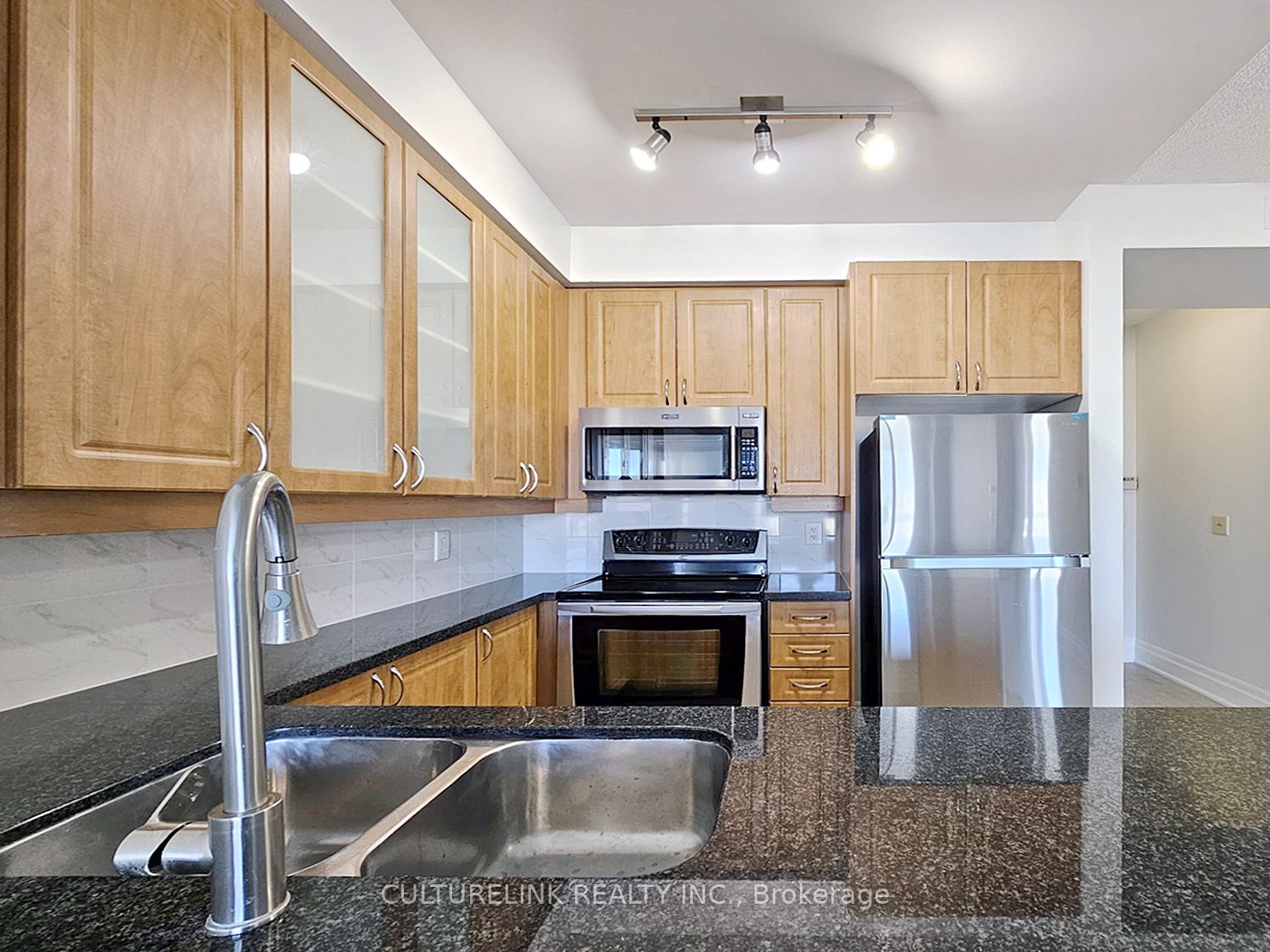1 Upper Duke Crescent 401 Property Photo 4