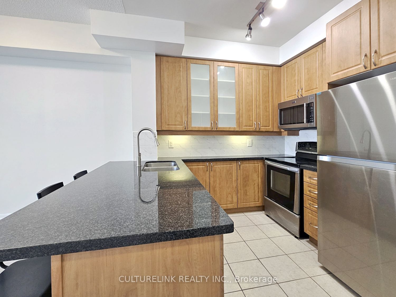 1 Upper Duke Crescent 401 Property Photo 5