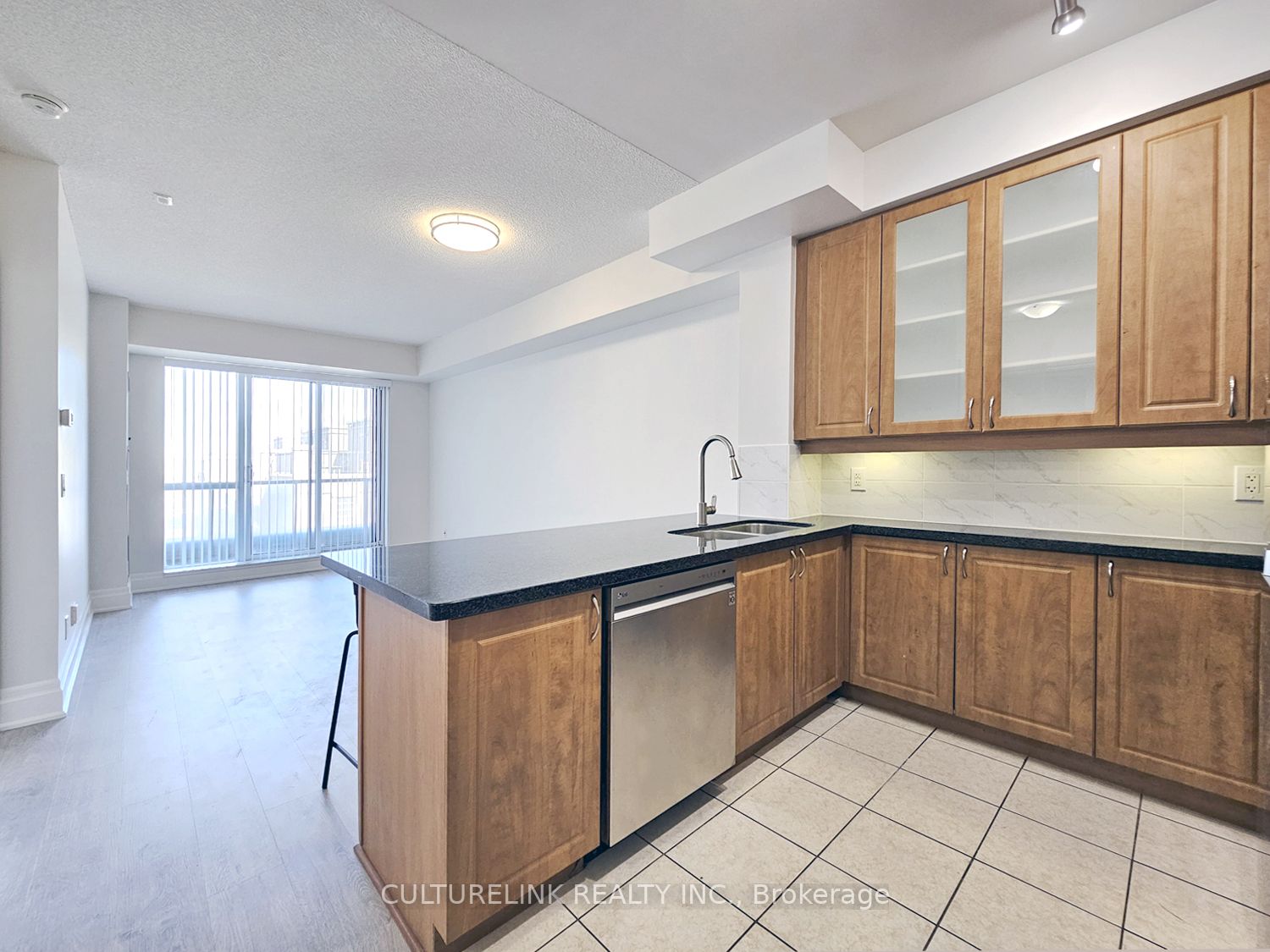 1 Upper Duke Crescent 401 Property Photo 6