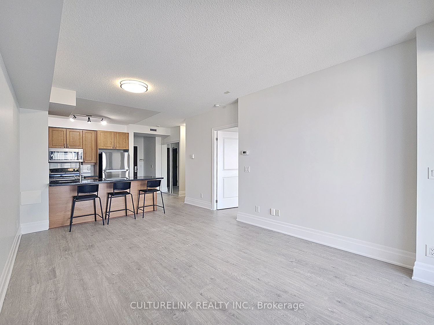 1 Upper Duke Crescent 401 Property Photo 8