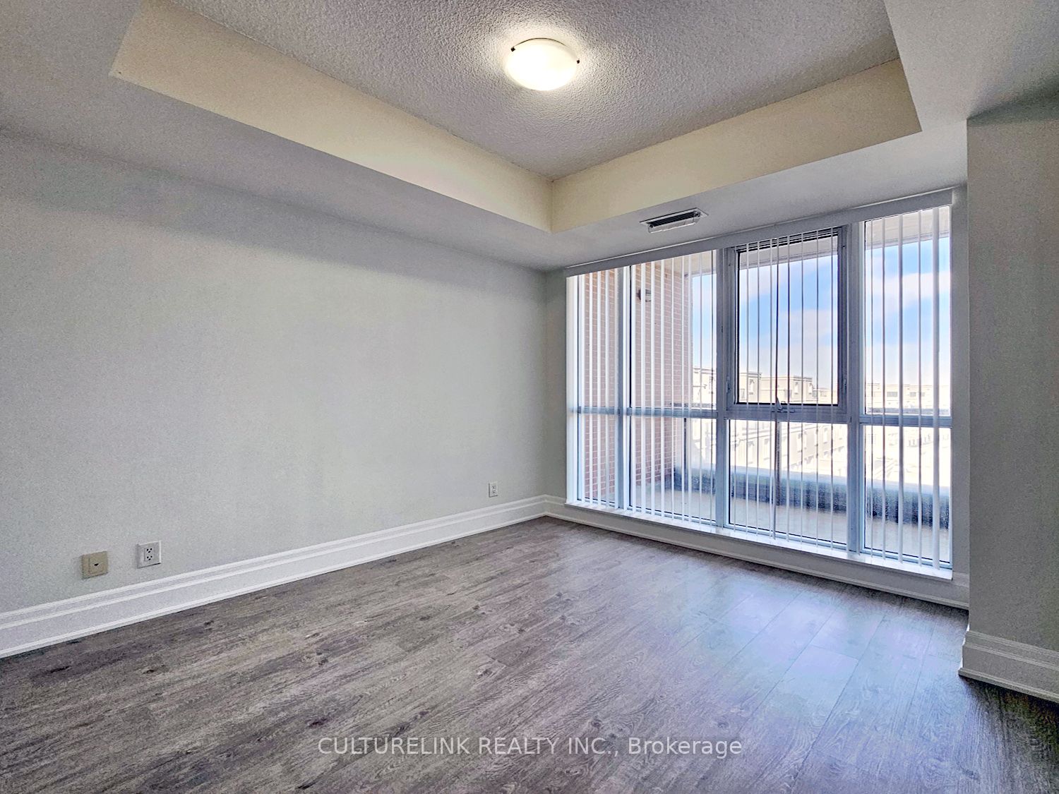1 Upper Duke Crescent 401 Property Photo 12