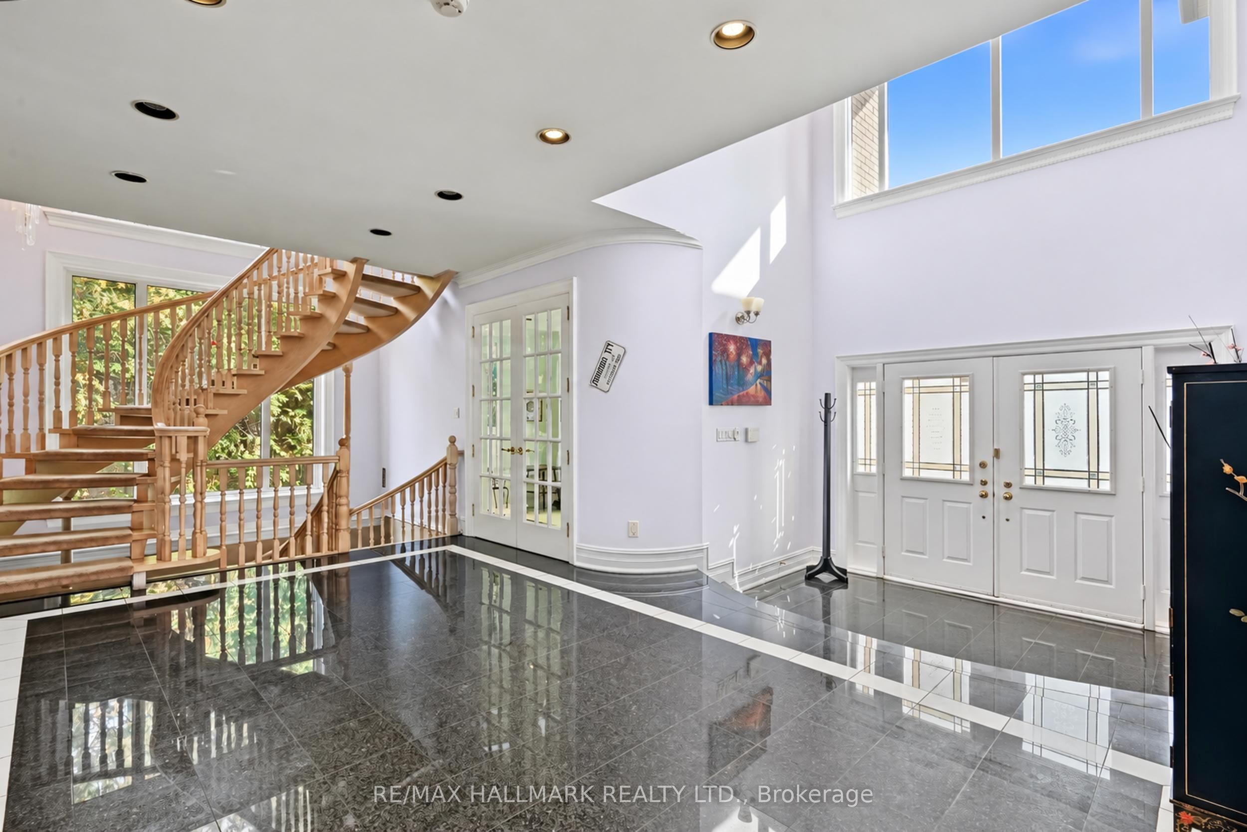 28 Renaissance Court W Property Photo 6