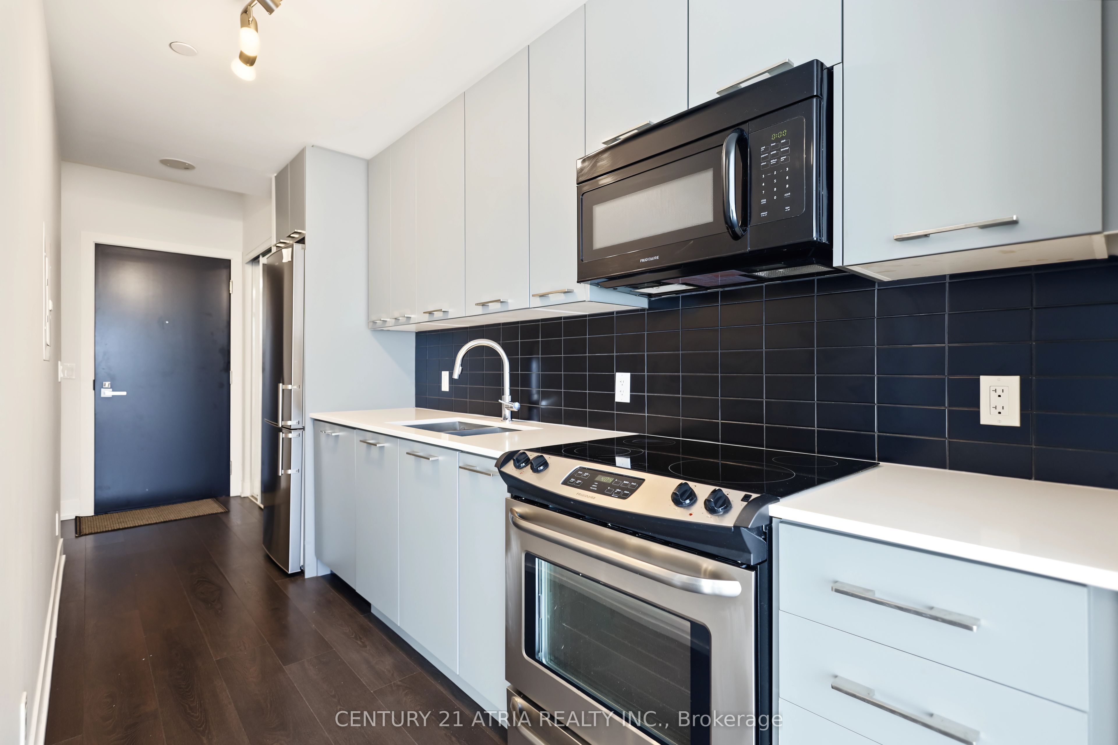 9471 Yonge Street 528 Property Photo 3
