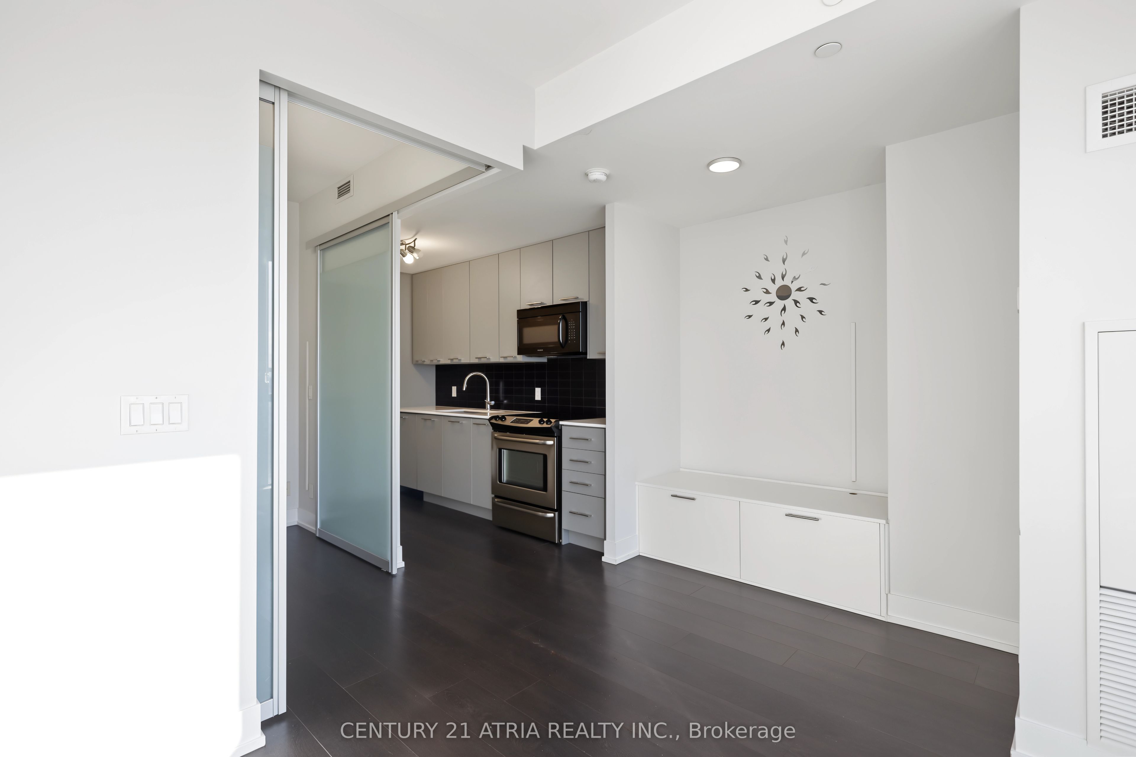 9471 Yonge Street 528 Property Photo 4