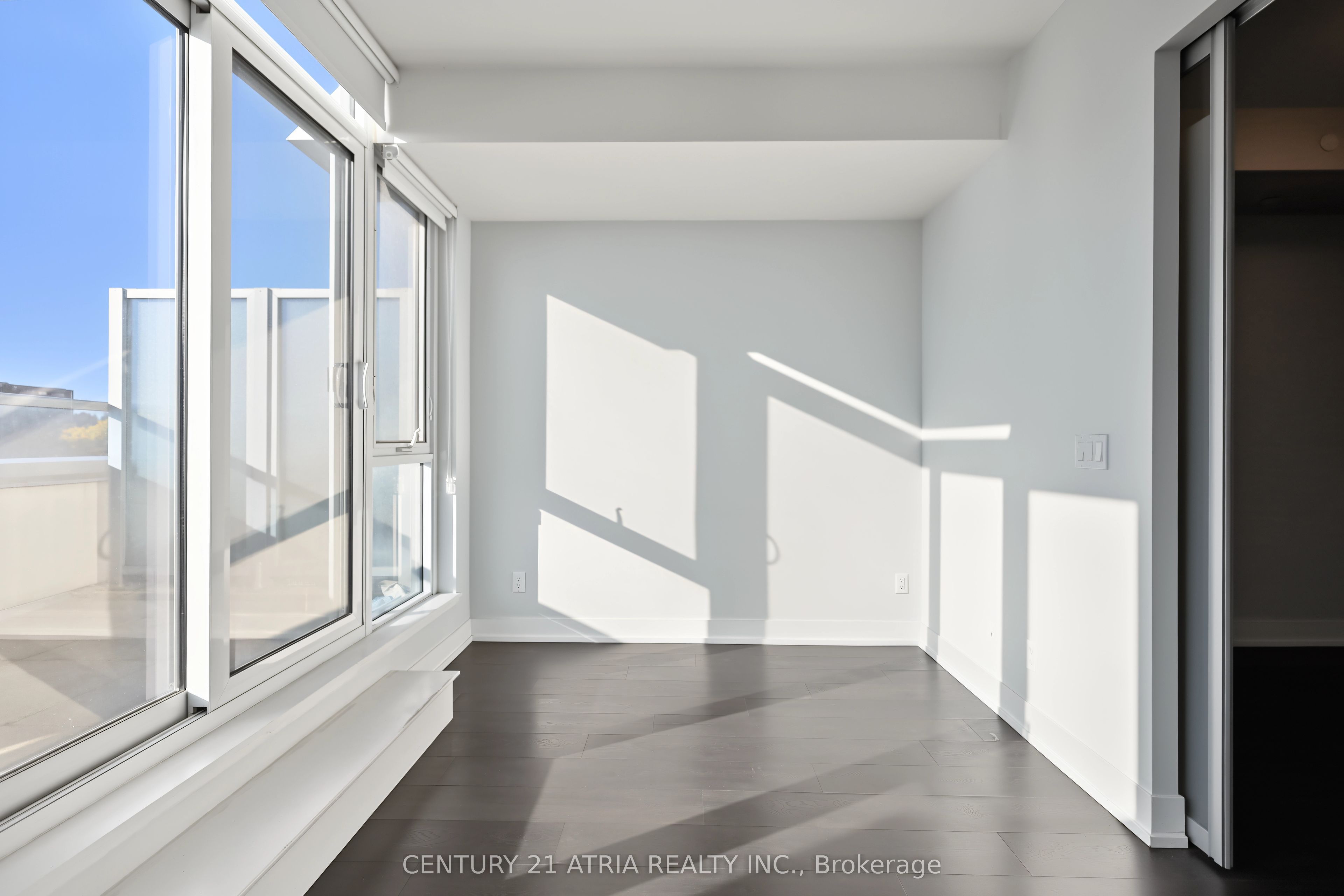 9471 Yonge Street 528 Property Photo 6