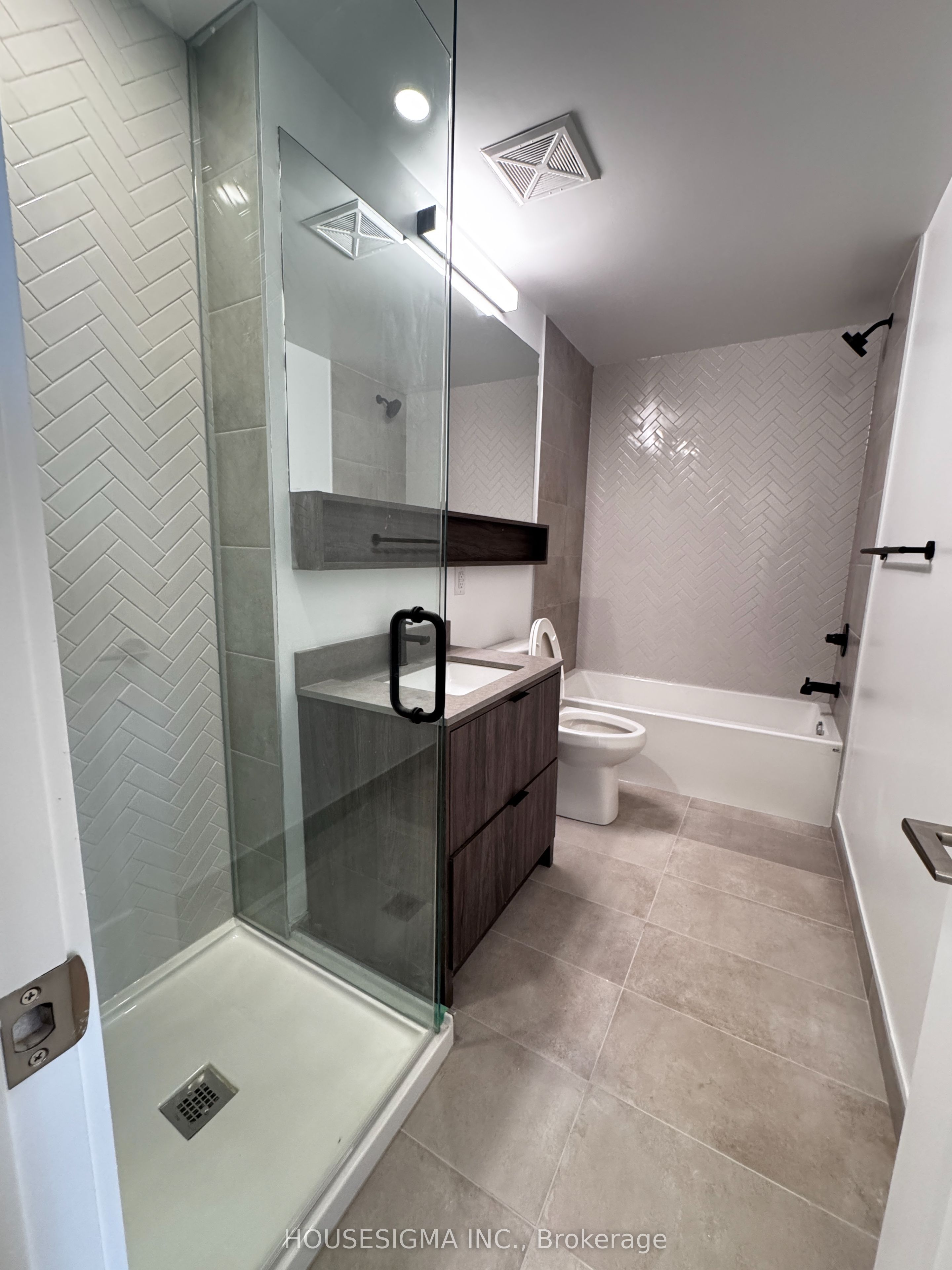8888 Yonge Street 1002 Property Photo 8