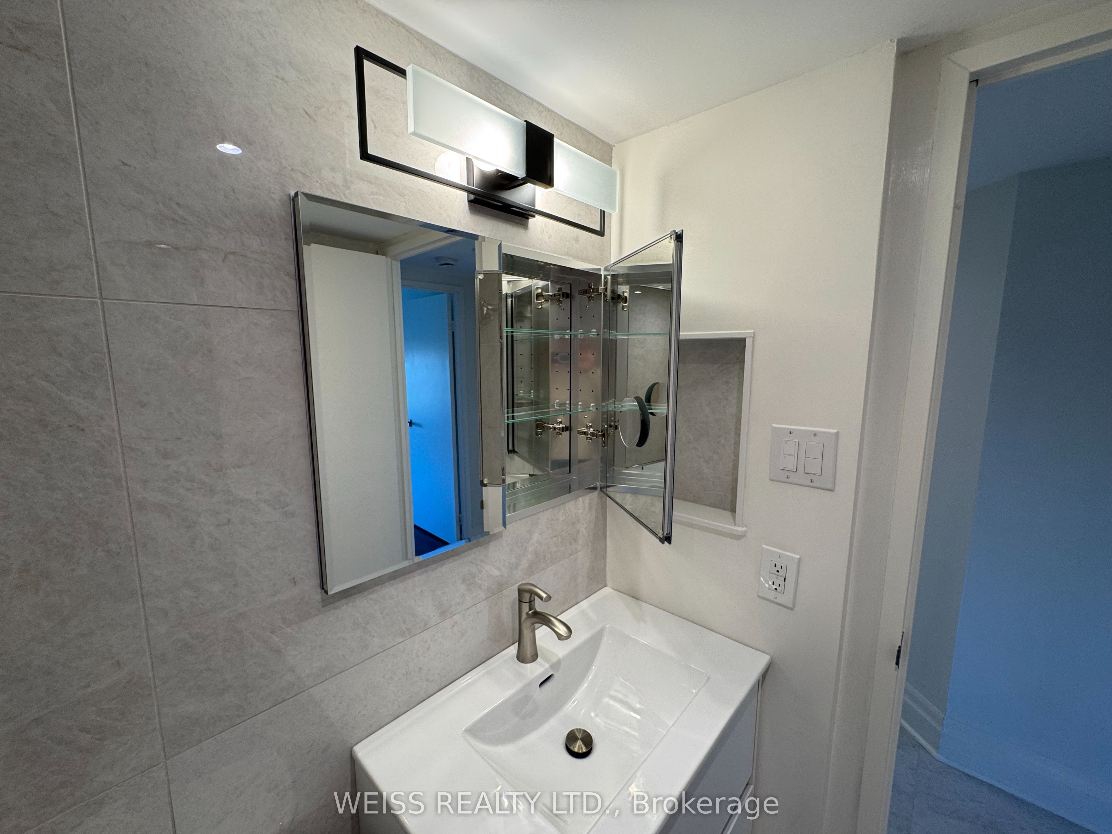 7460 Bathurst Street 904 Property Photo 17