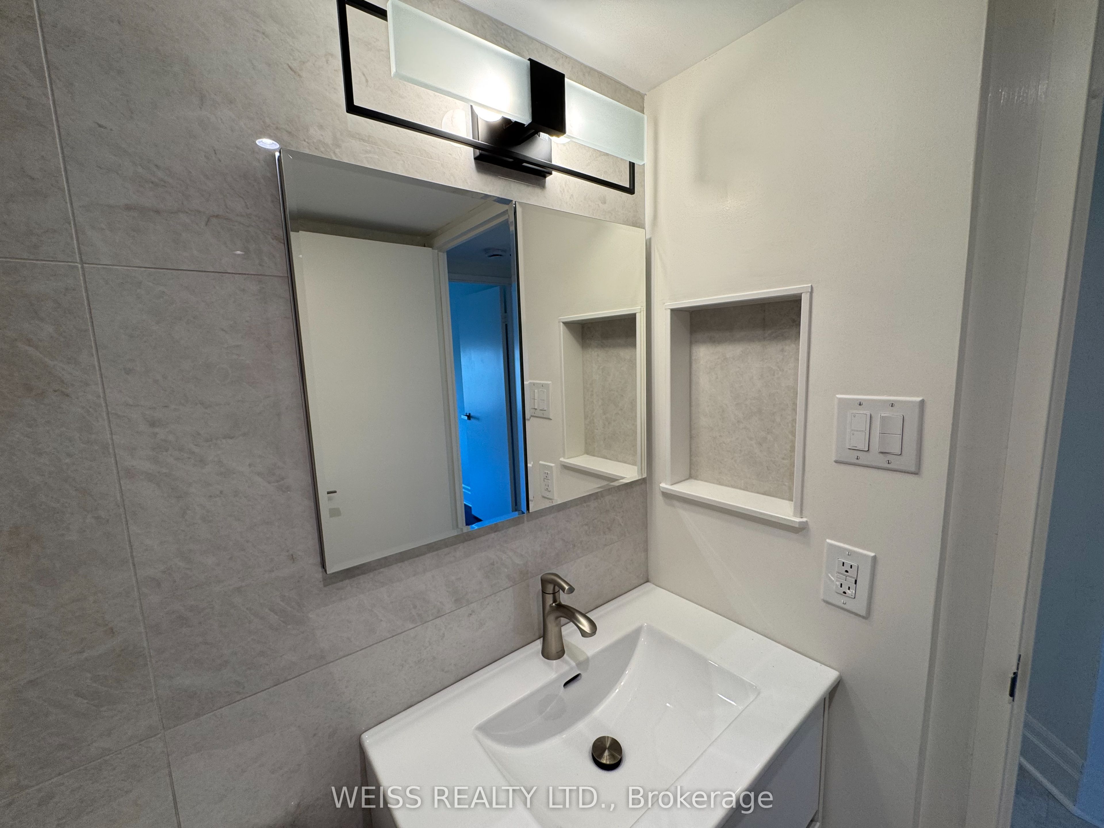 7460 Bathurst Street 904 Property Photo 18