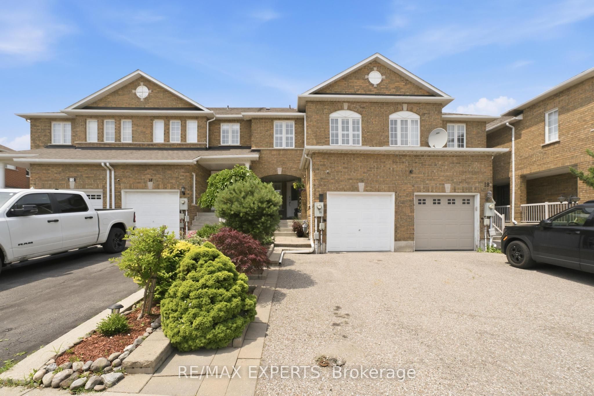 16 Piazza Crescent Property Photo 2