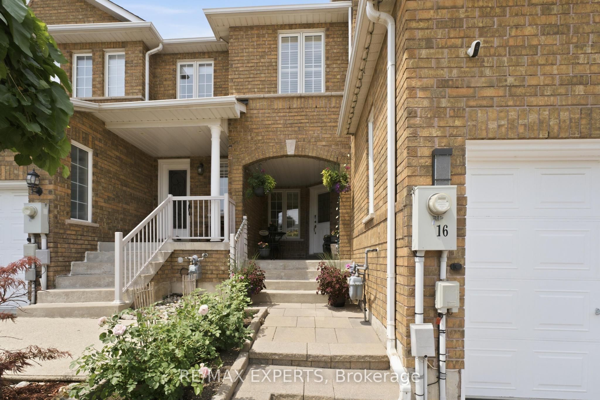 16 Piazza Crescent Property Photo 3