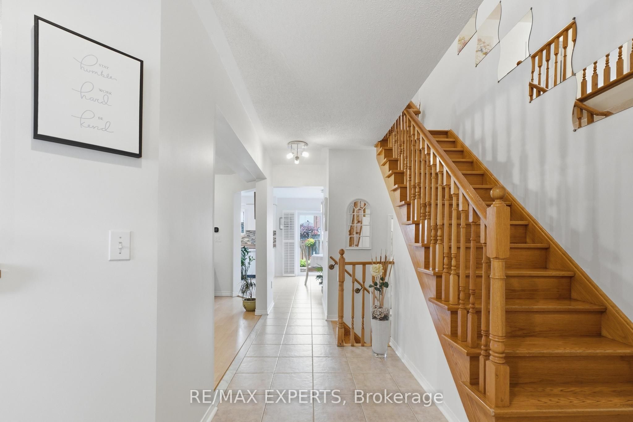 16 Piazza Crescent Property Photo 6