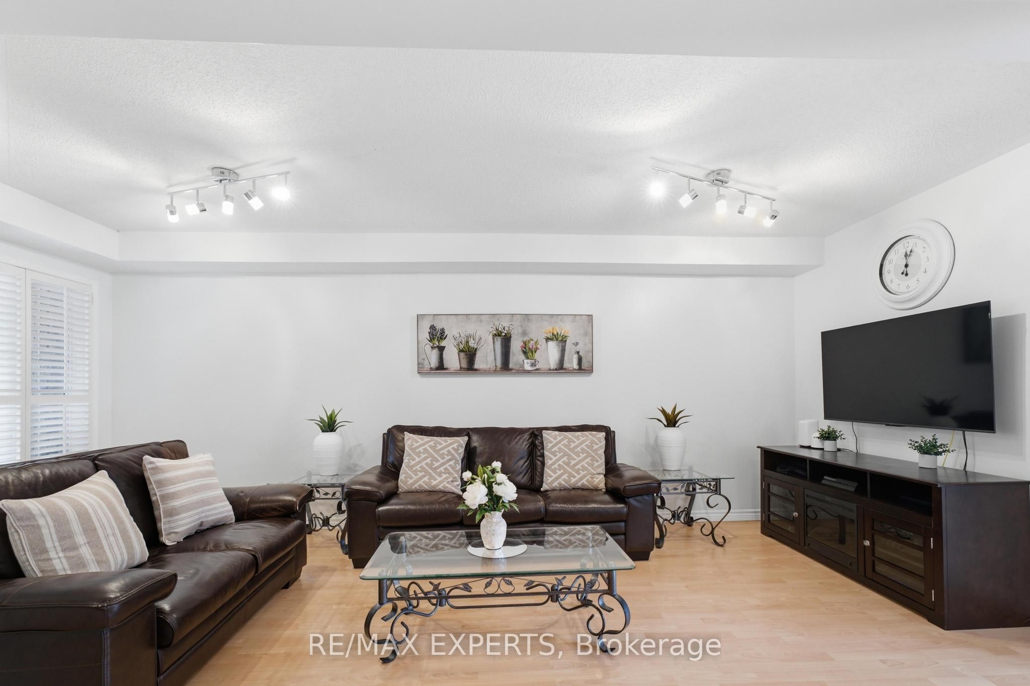 16 Piazza Crescent Property Photo 10