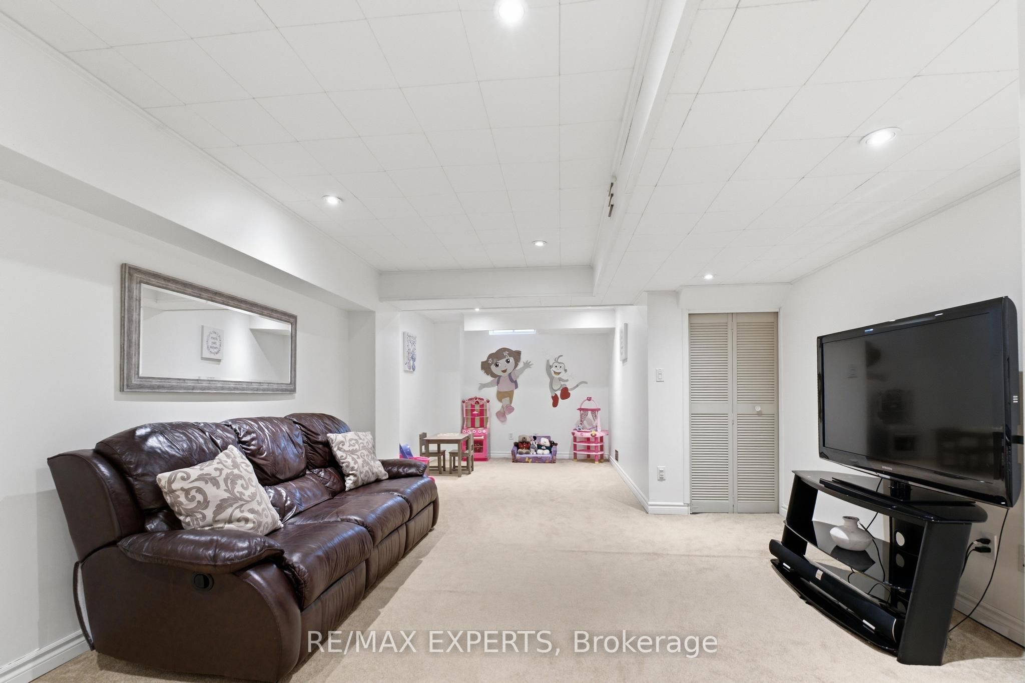 16 Piazza Crescent Property Photo 30
