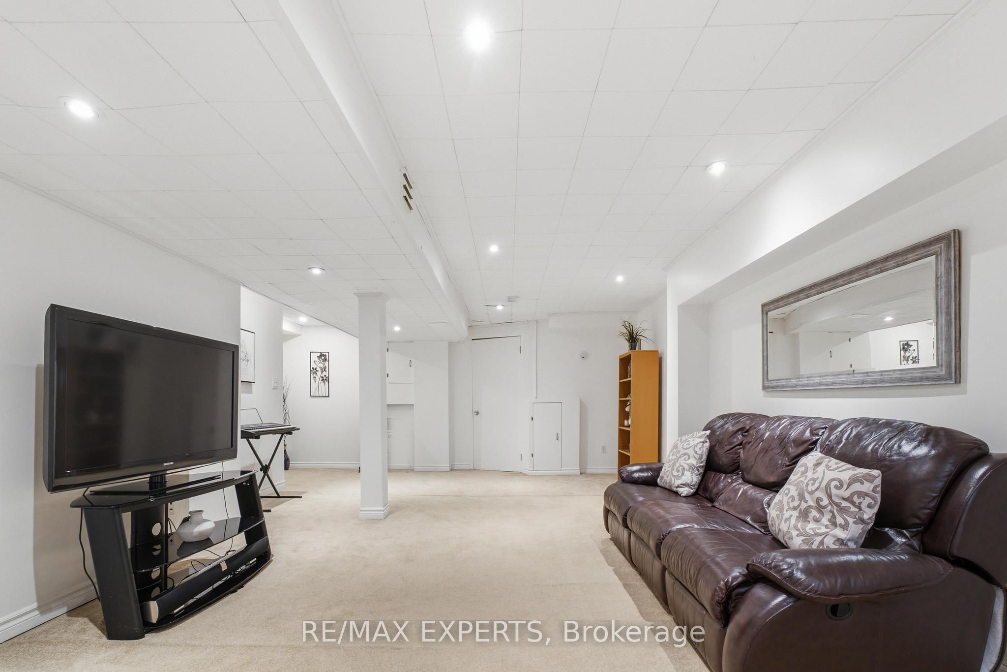 16 Piazza Crescent Property Photo 31