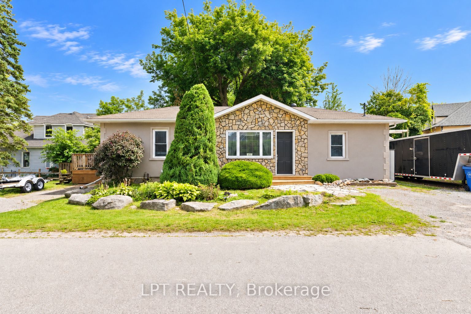 427 Lake Drive E Property Photo 9