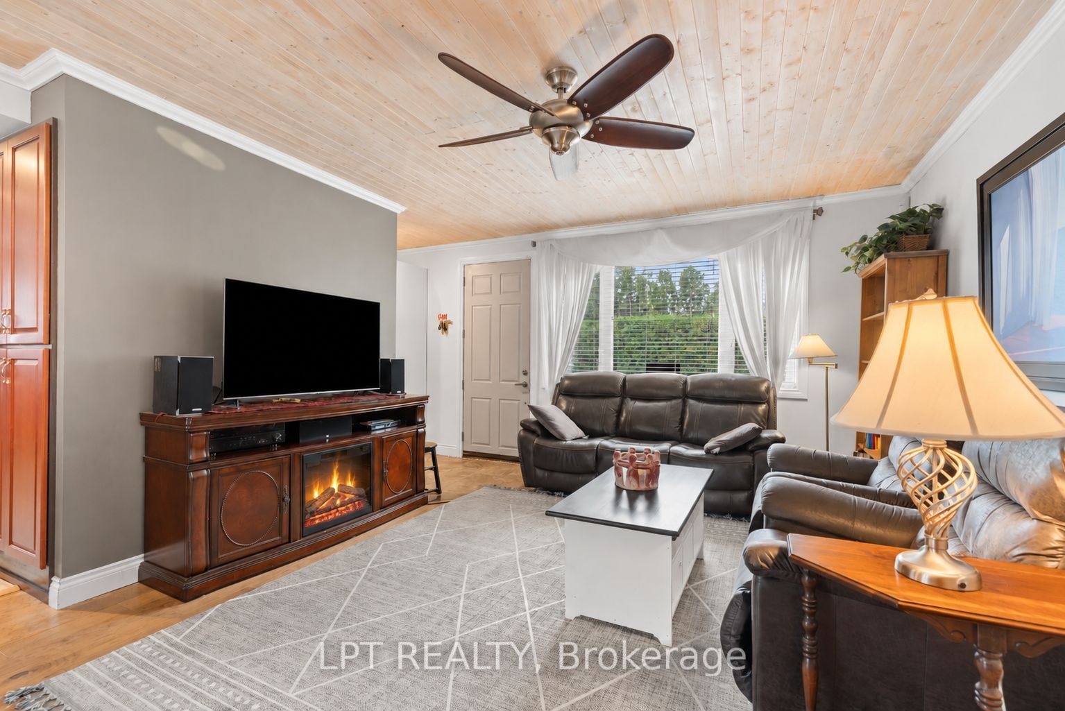 427 Lake Drive E Property Photo 10