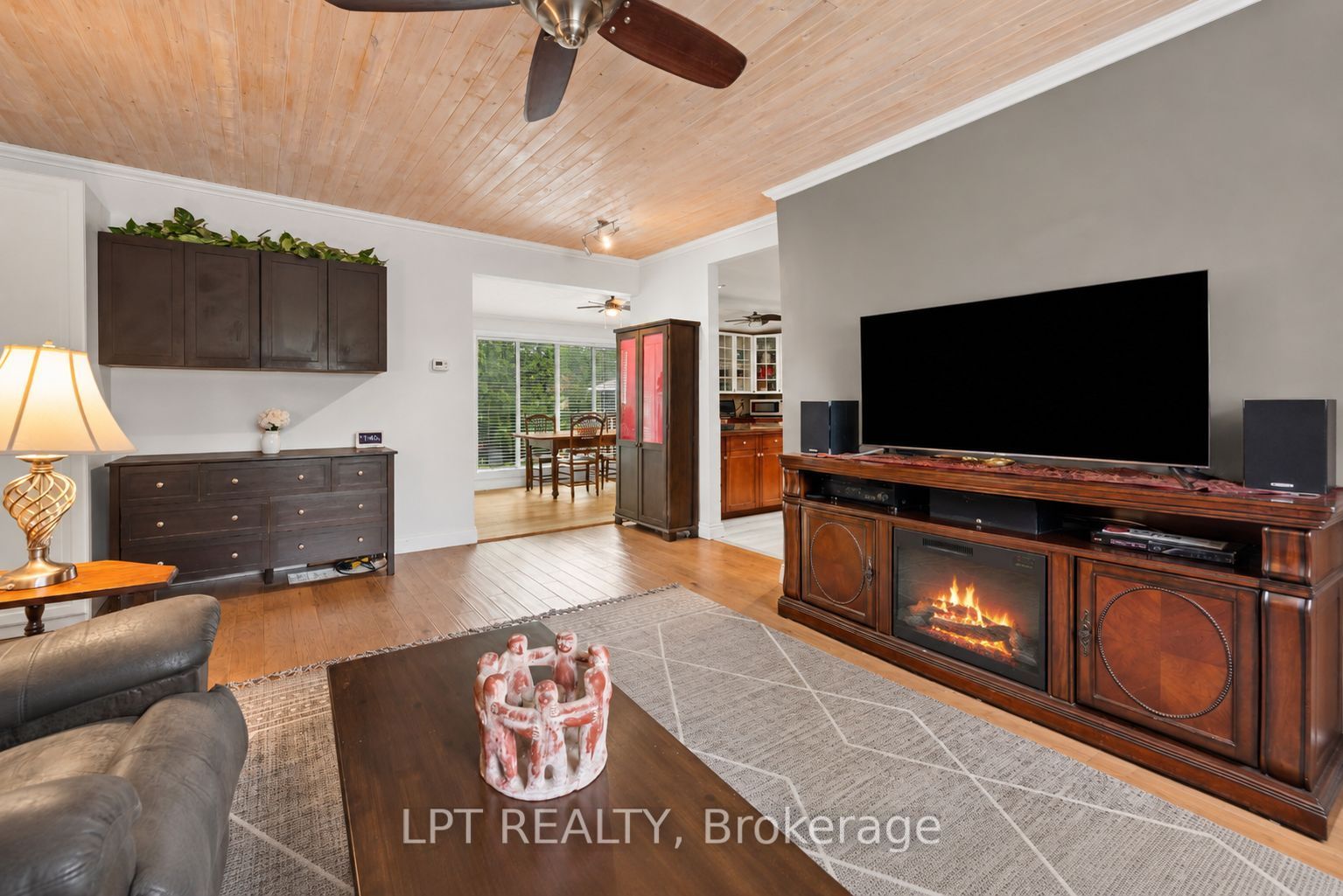 427 Lake Drive E Property Photo 11