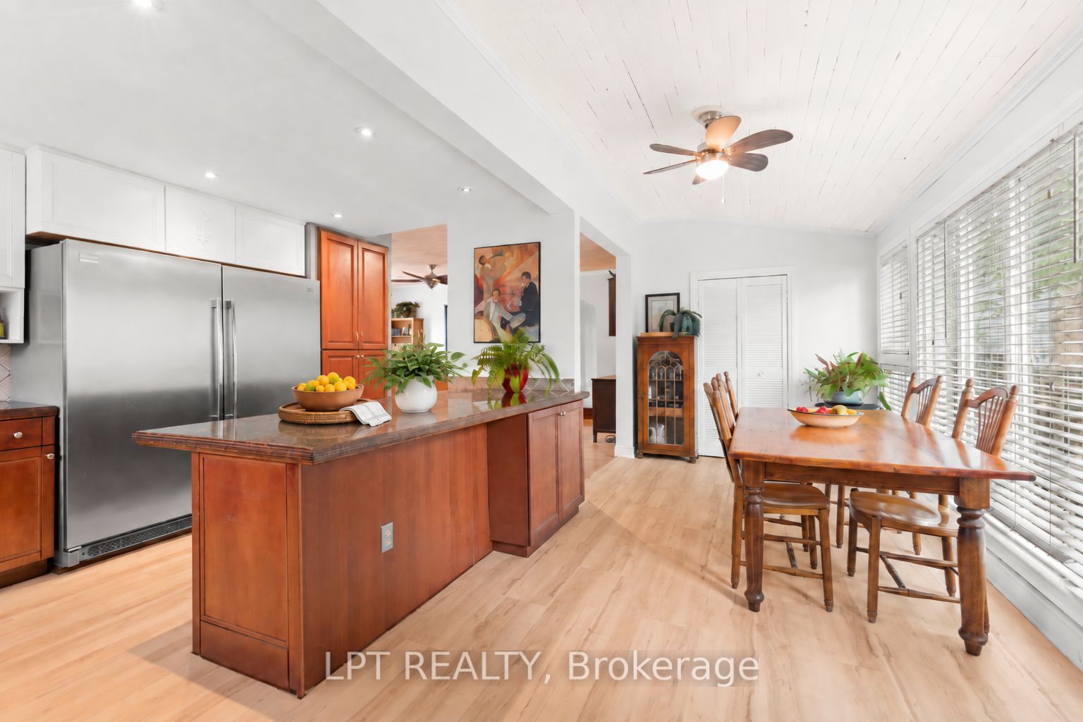 427 Lake Drive E Property Photo 14