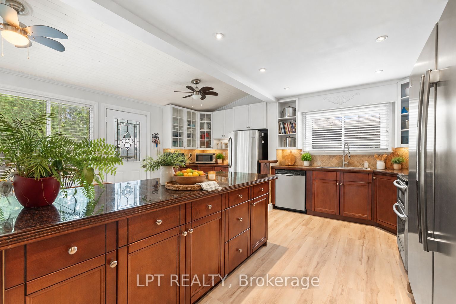 427 Lake Drive E Property Photo 15