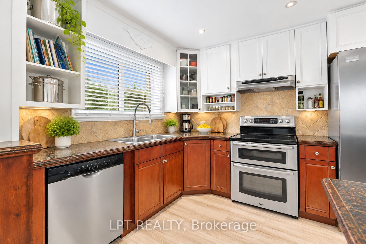 427 Lake Drive E Property Photo 17
