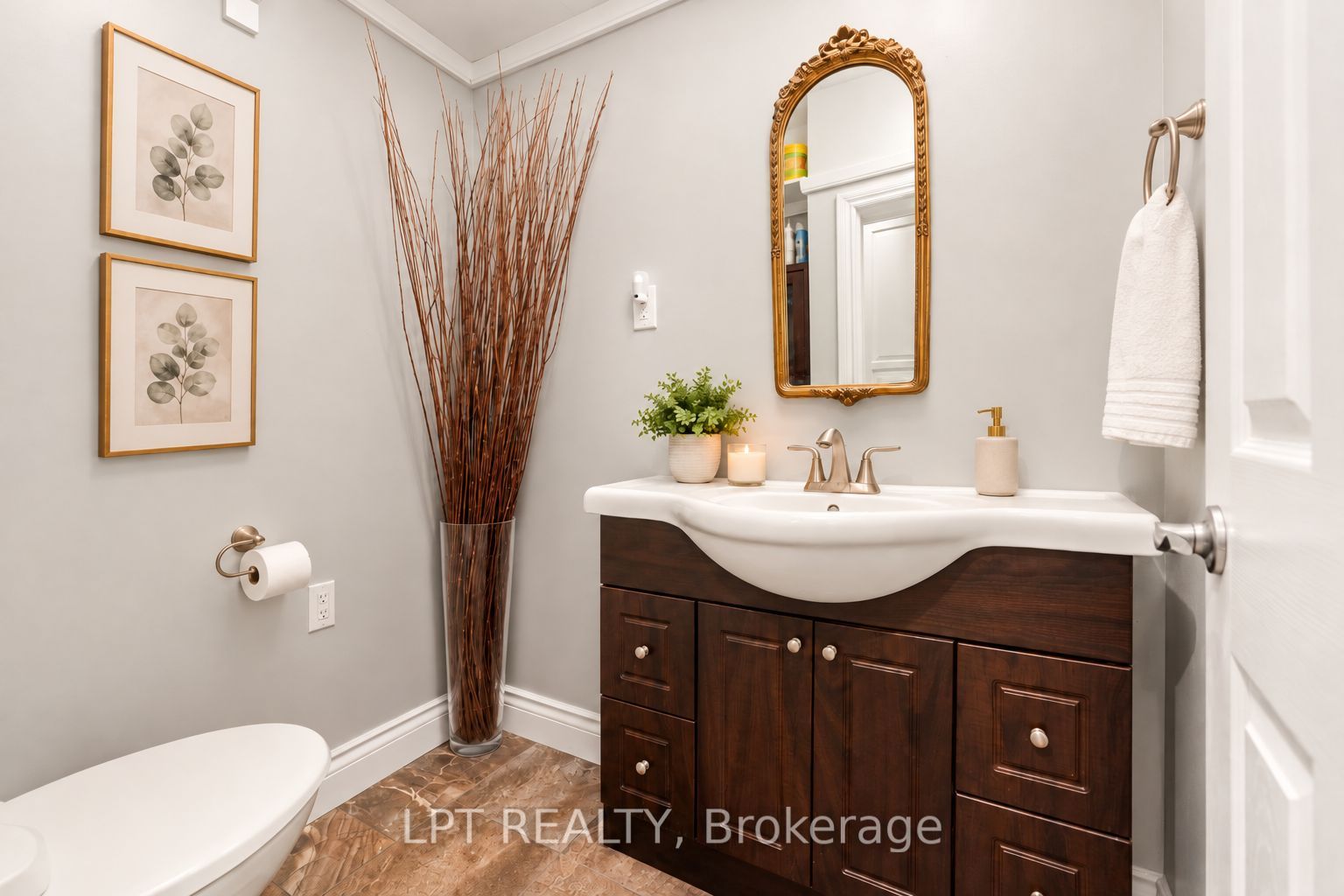 427 Lake Drive E Property Photo 20