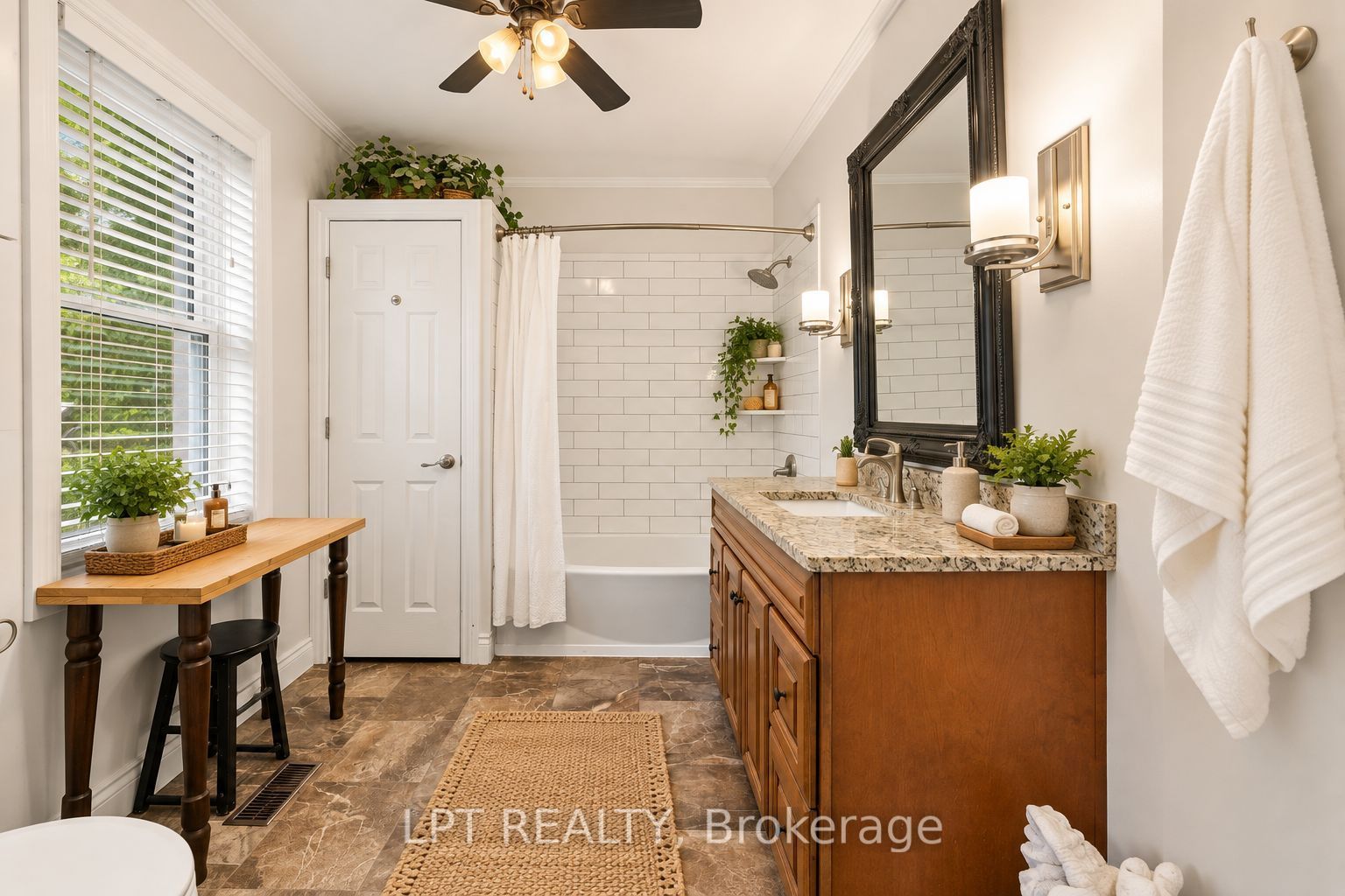 427 Lake Drive E Property Photo 28