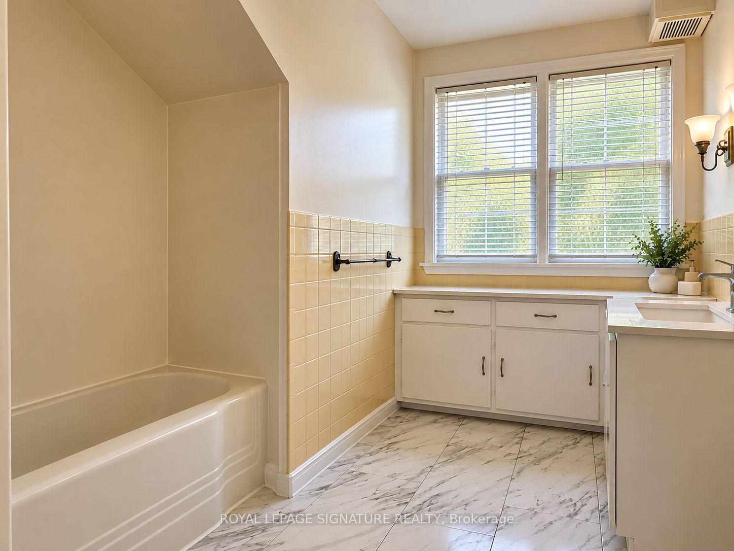 21 Yongeview Avenue Main Unit Property Photo 14