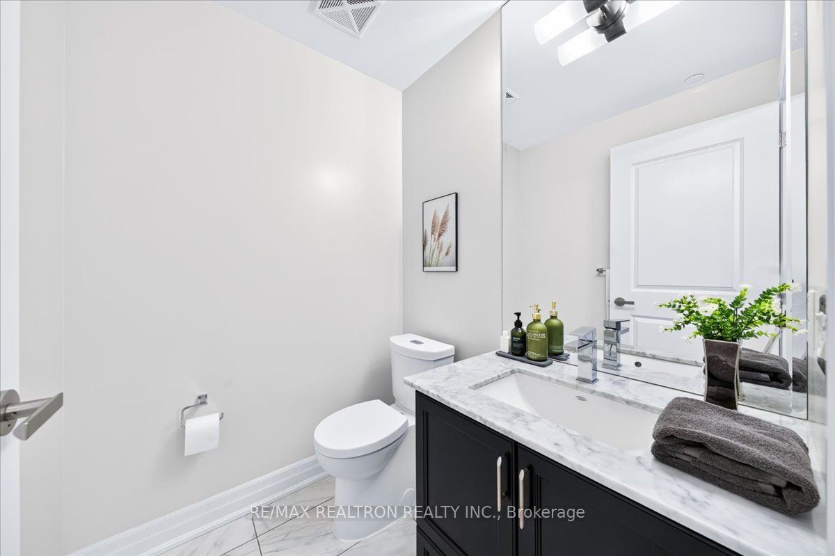 9075 Jane Street 802 Property Photo 11