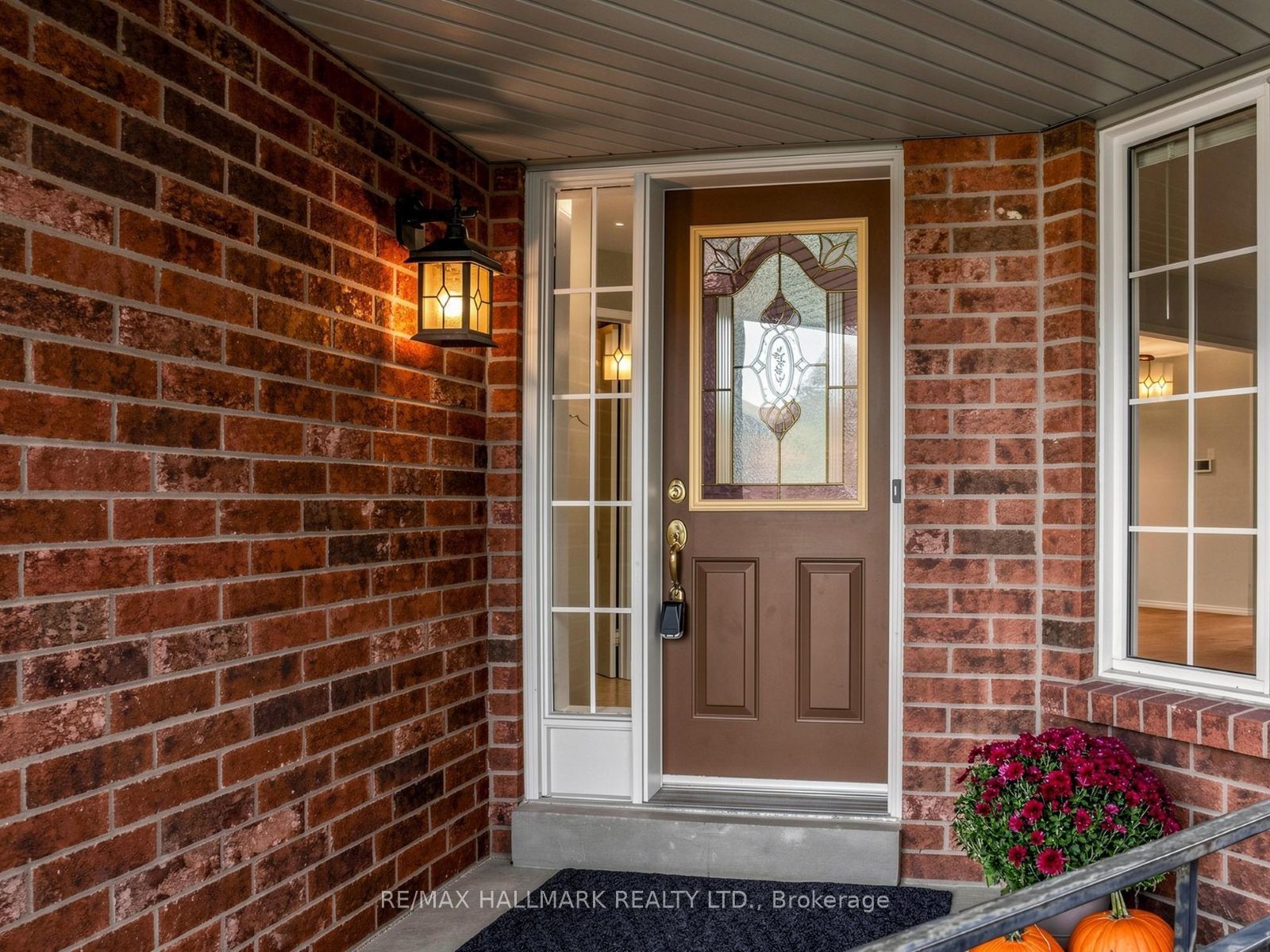 416 Heddle Crescent Property Photo 3