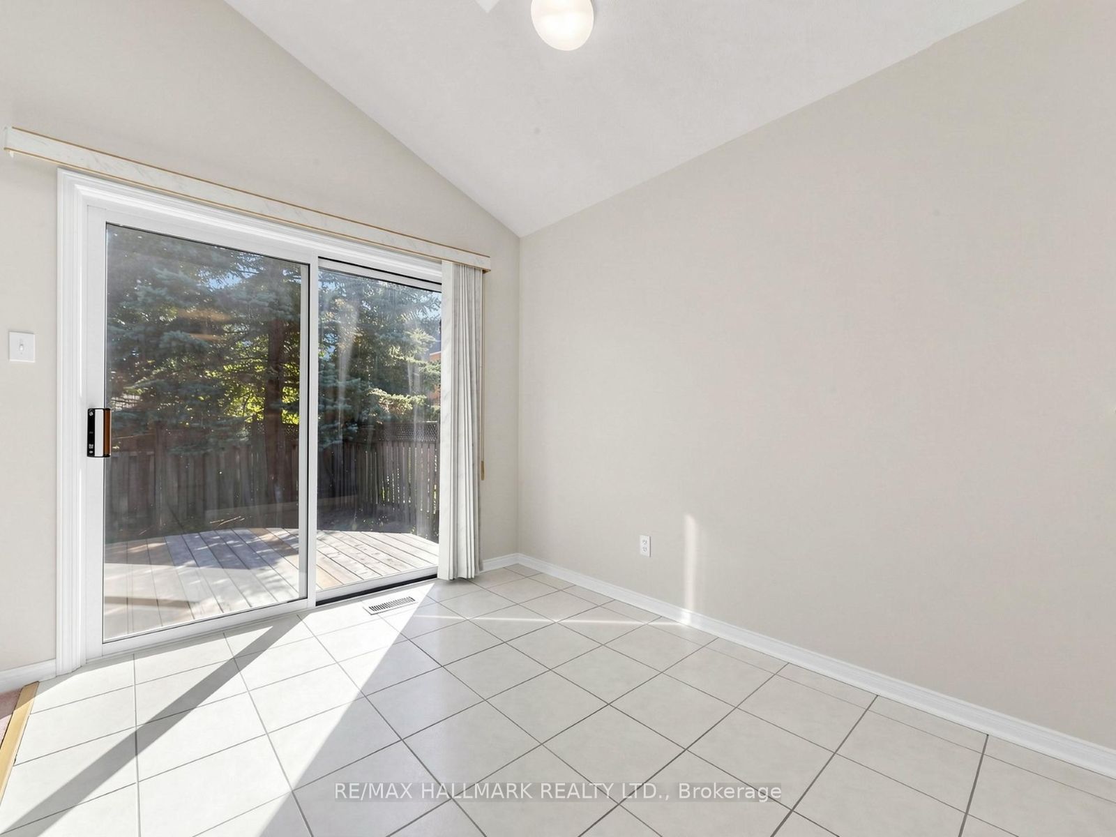 416 Heddle Crescent Property Photo 16